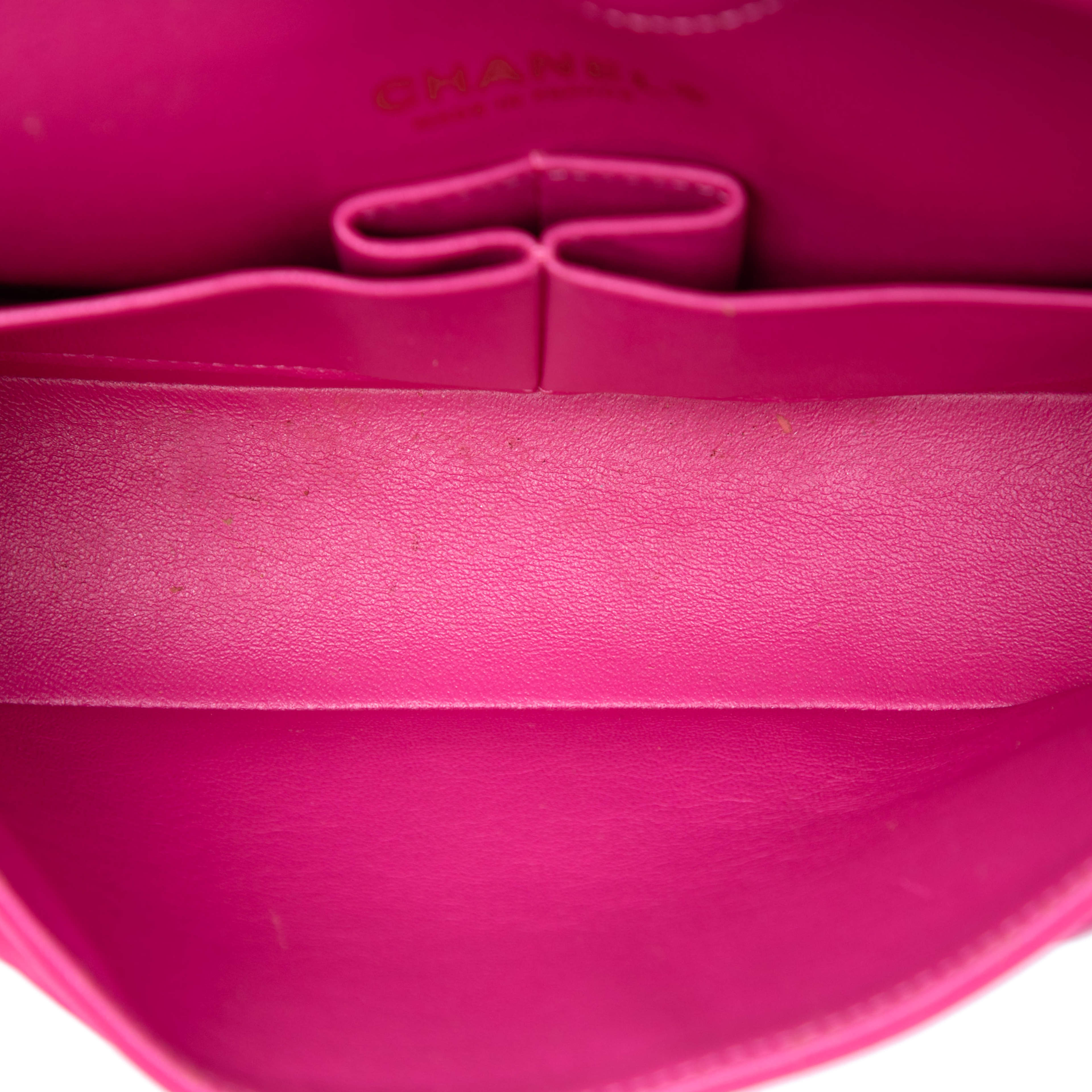 Chanel Medium Classic Chevron Lambskin Double Flap, från Luxclusif, i färgen hot pink. Klicka för att öppna bilden i stort format