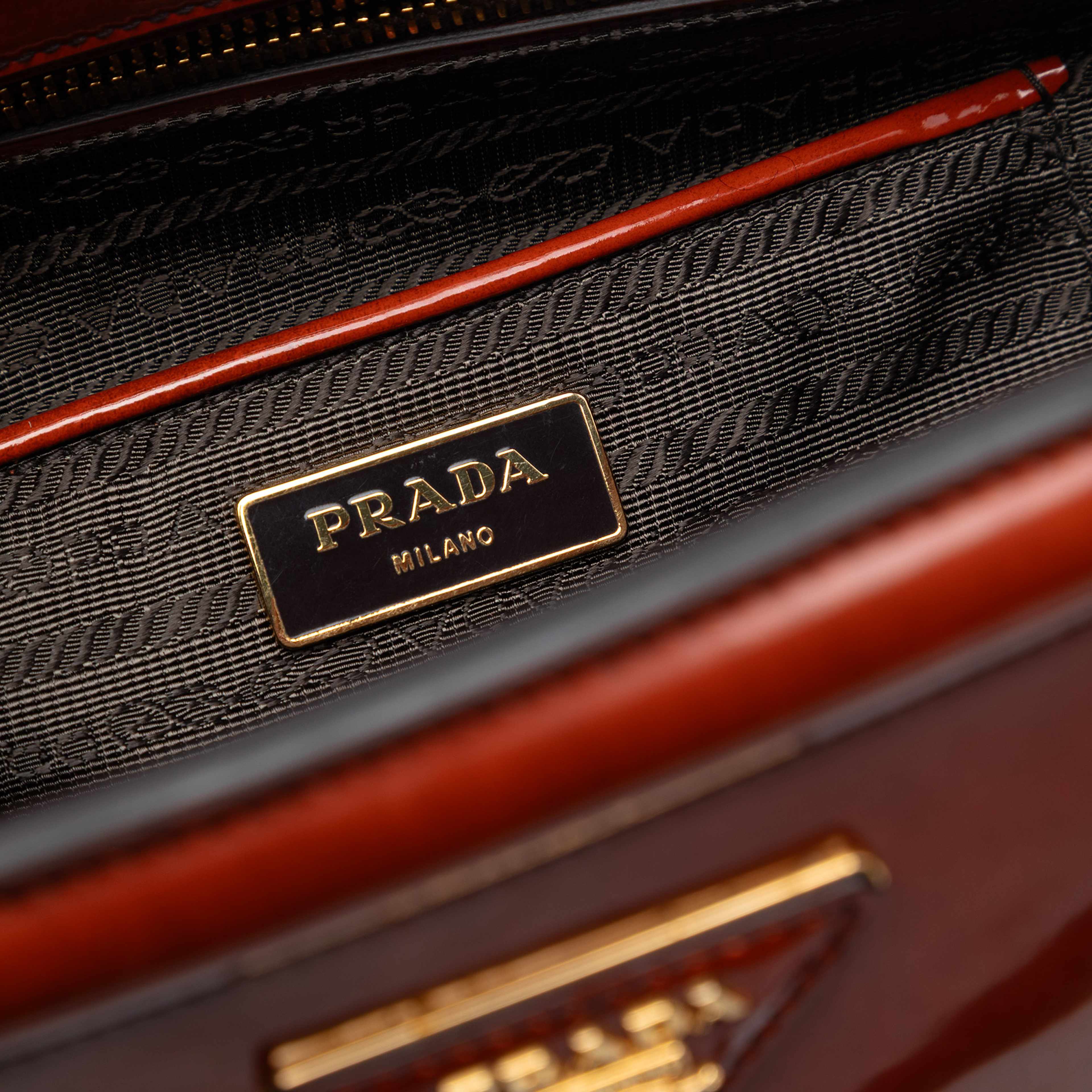 Prada Spazzolato Parabole Tote, från Luxclusif, i färgen rust. Klicka för att öppna bilden i stort format