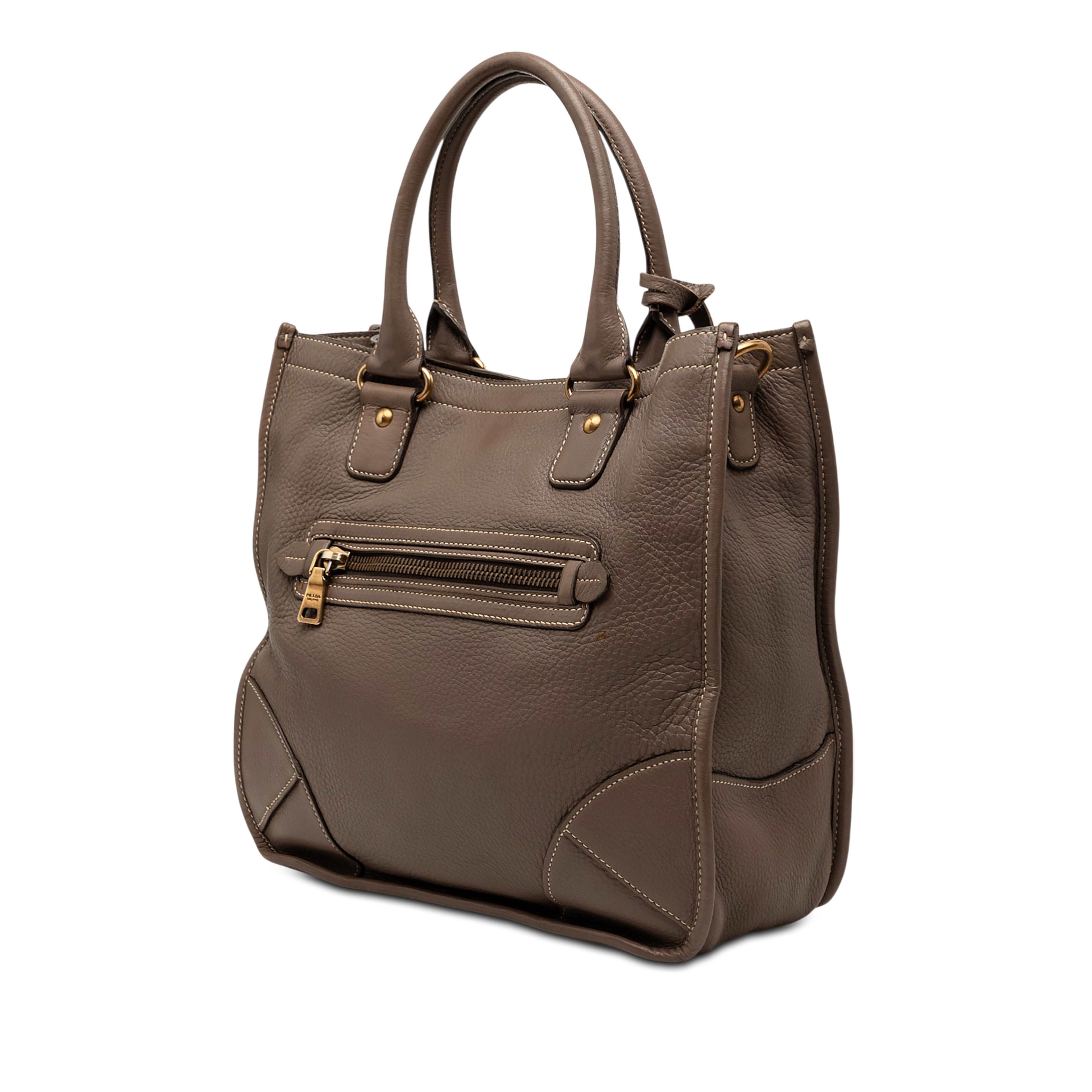 Prada Cervo Open Convertible Tote, från Luxclusif, i färgen taupe. Klicka för att öppna bilden i stort format
