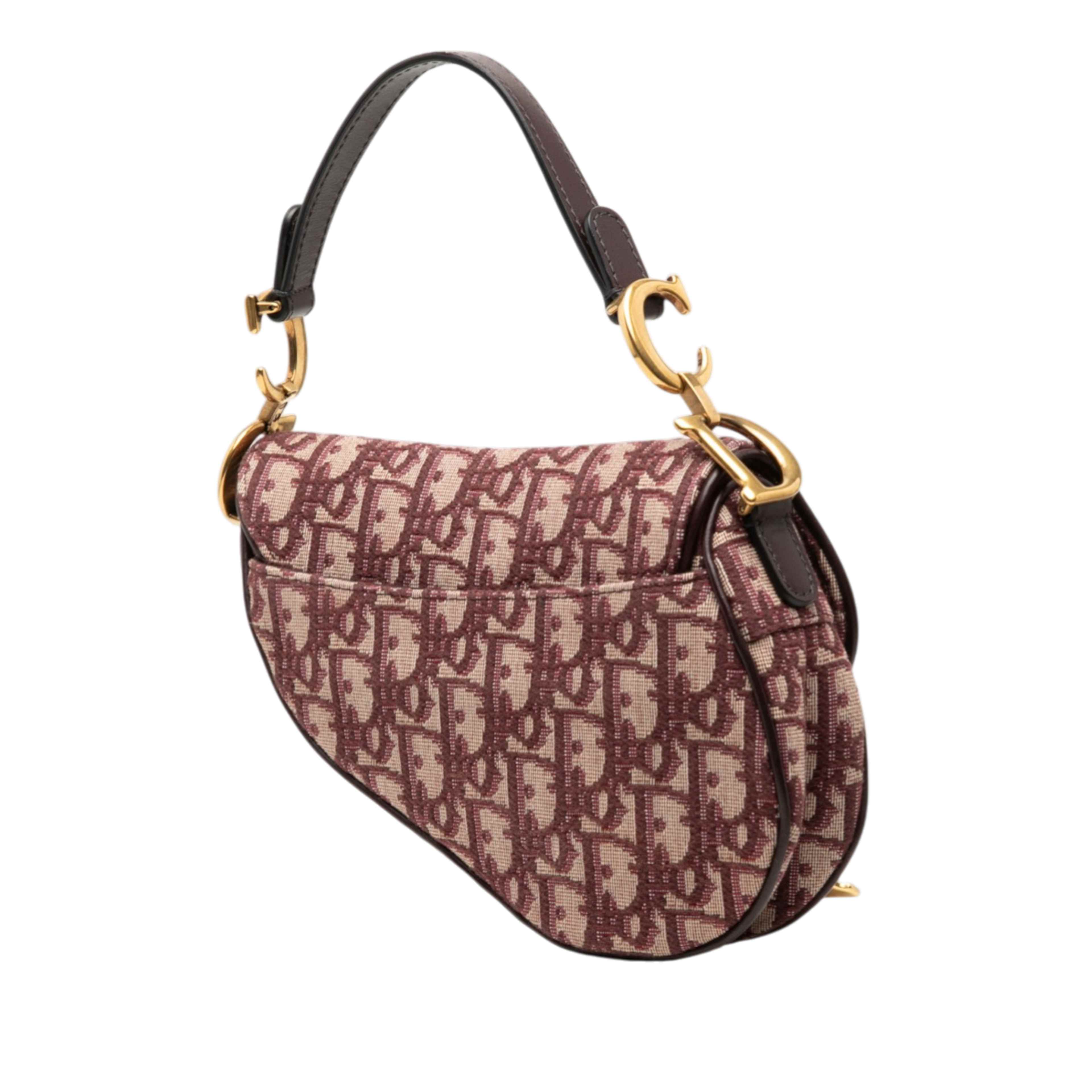 Dior Mini Oblique Canvas Saddle Bag, från Luxclusif, i färgen bordeaux. Klicka för att öppna bilden i stort format