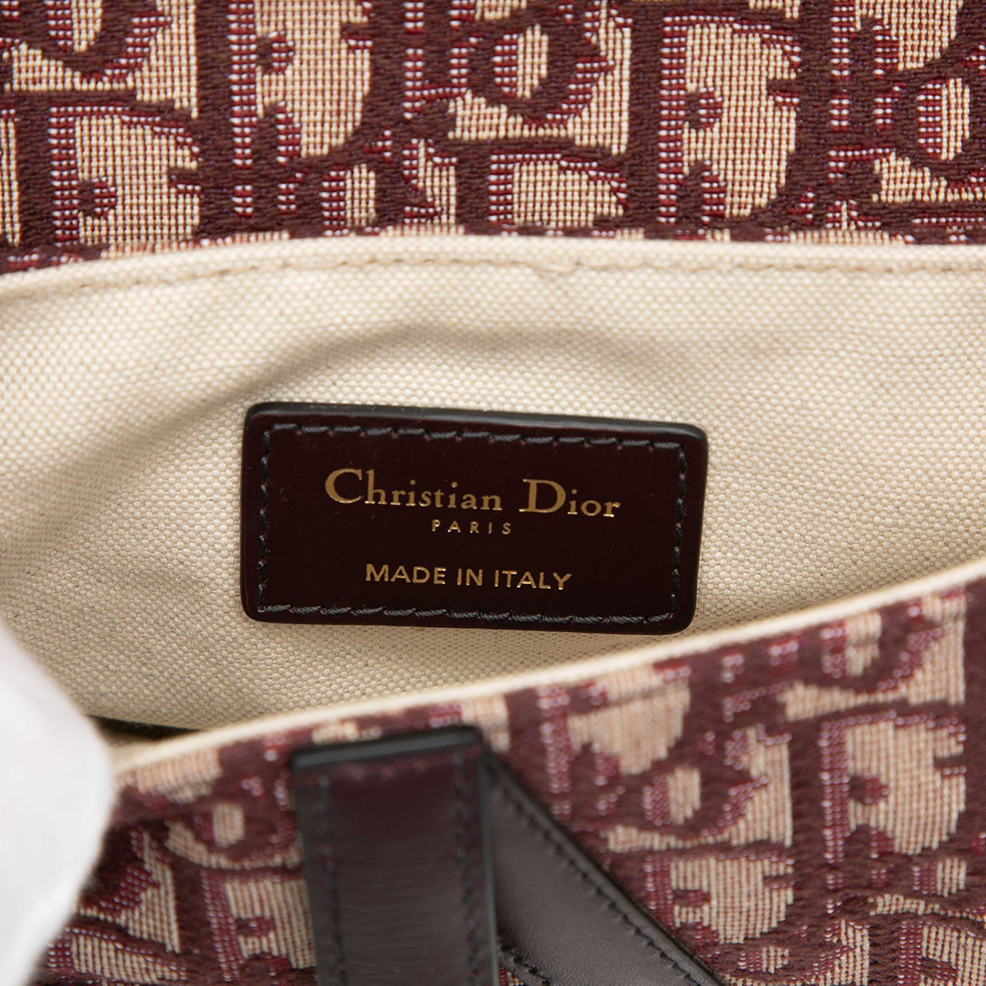 Dior Mini Oblique Canvas Saddle Bag, från Luxclusif, i färgen bordeaux. Klicka för att öppna bilden i stort format