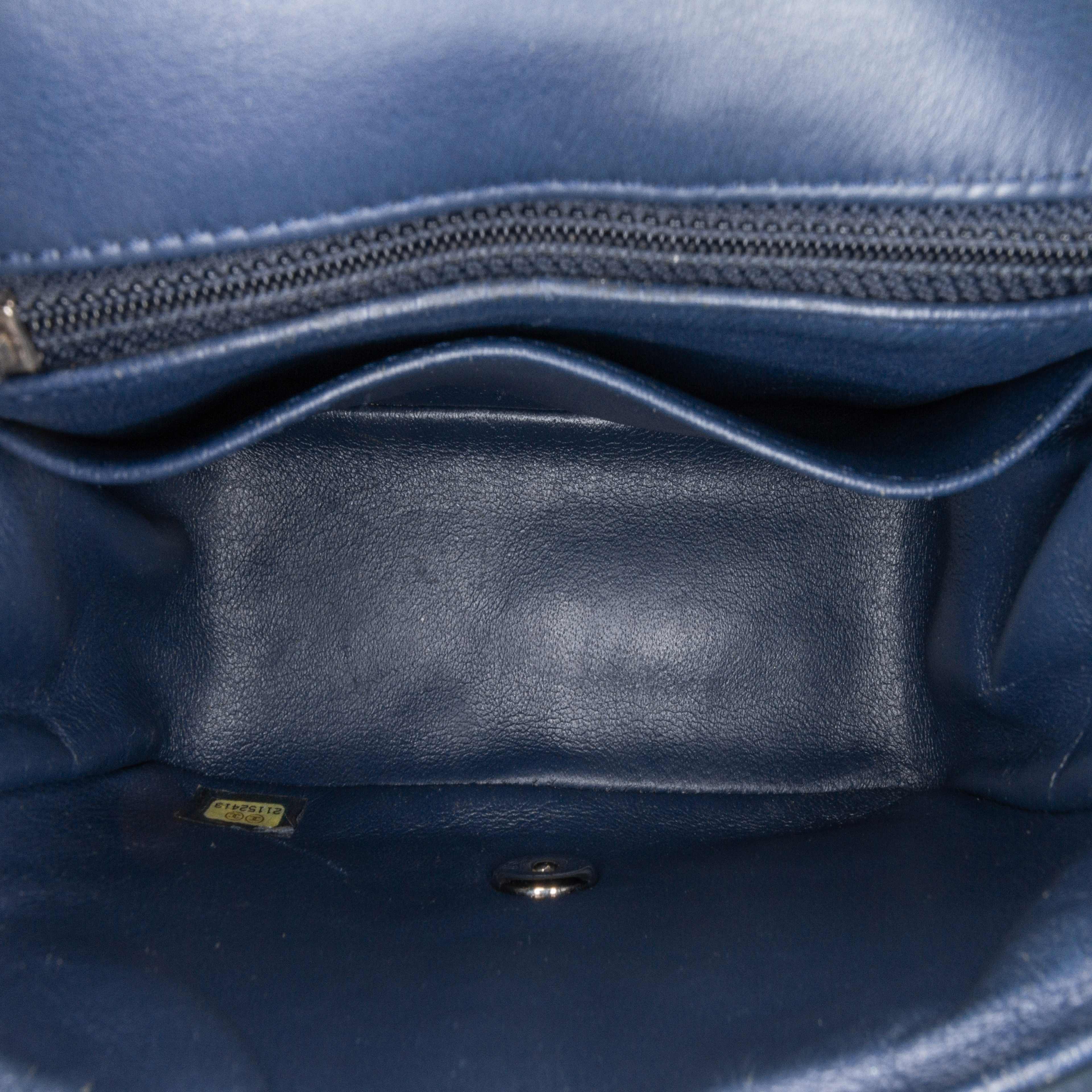 Chanel Mini Square Classic Chevron Patent Single Flap, från Luxclusif, i färgen navy. Klicka för att öppna bilden i stort format