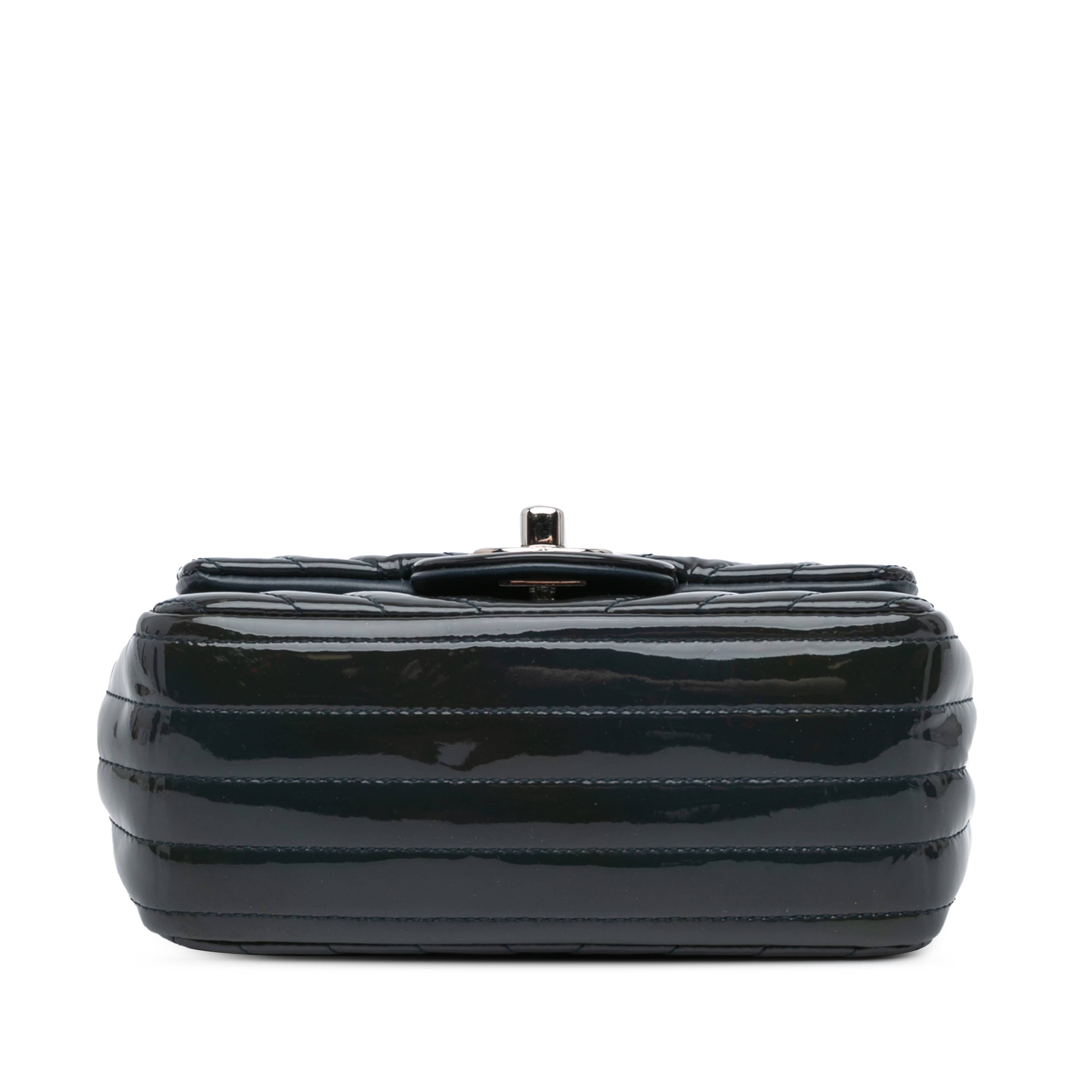 Chanel Mini Square Classic Chevron Patent Single Flap, från Luxclusif, i färgen navy. Klicka för att öppna bilden i stort format