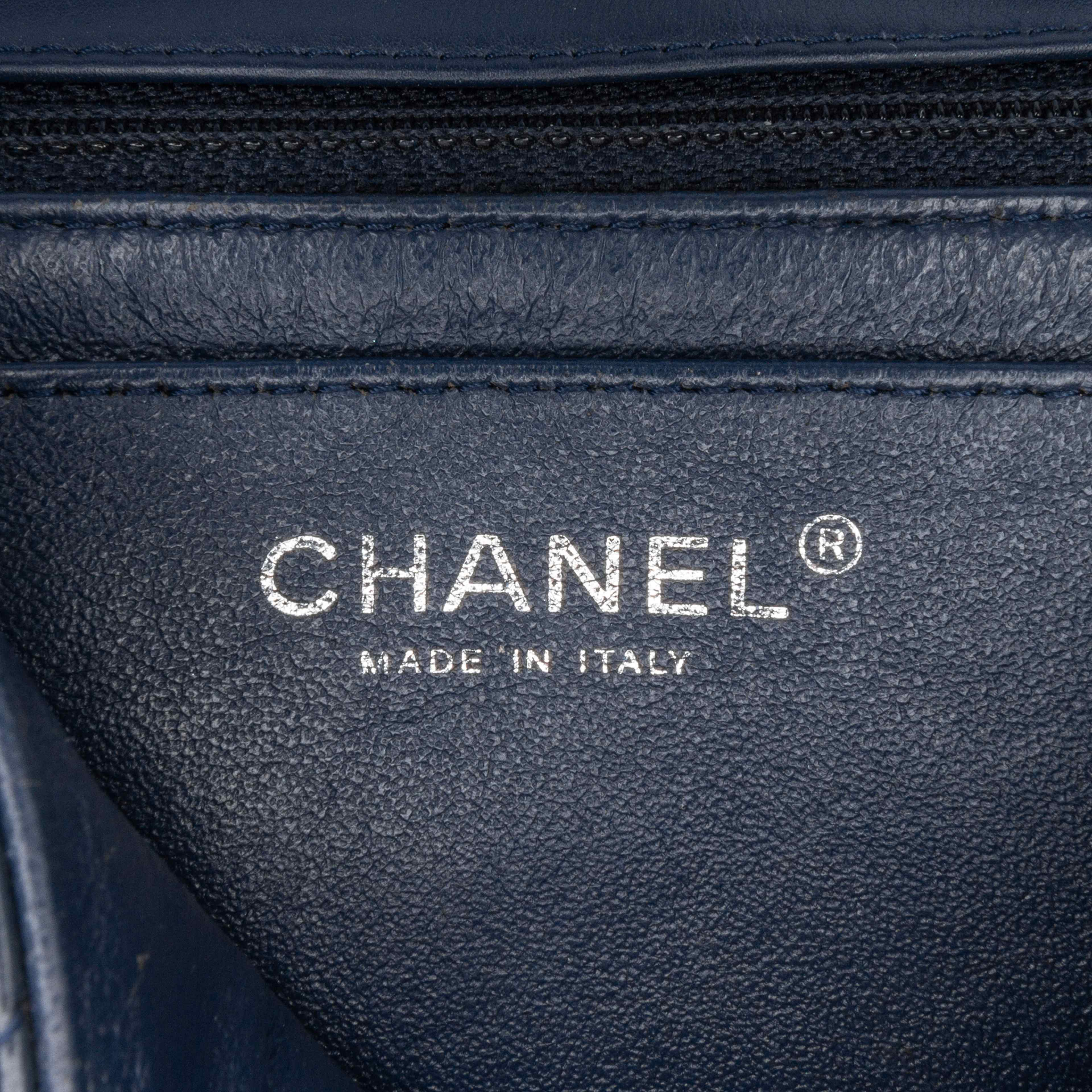 Chanel Mini Square Classic Chevron Patent Single Flap, från Luxclusif, i färgen navy. Klicka för att öppna bilden i stort format