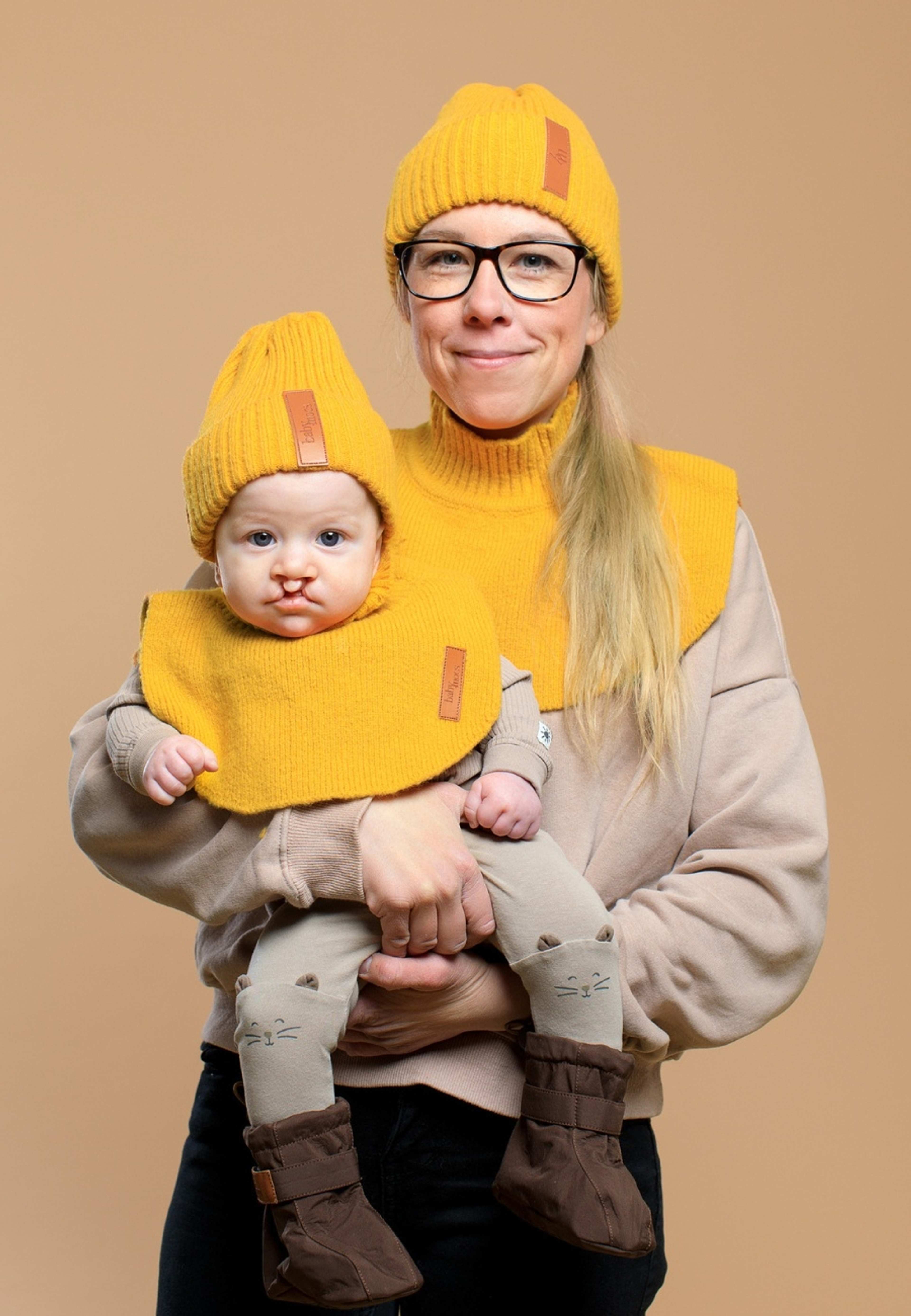 Neck Warmer - Vuxen, från BabyMocs, i färgen mustard. Klicka för att öppna bilden i stort format