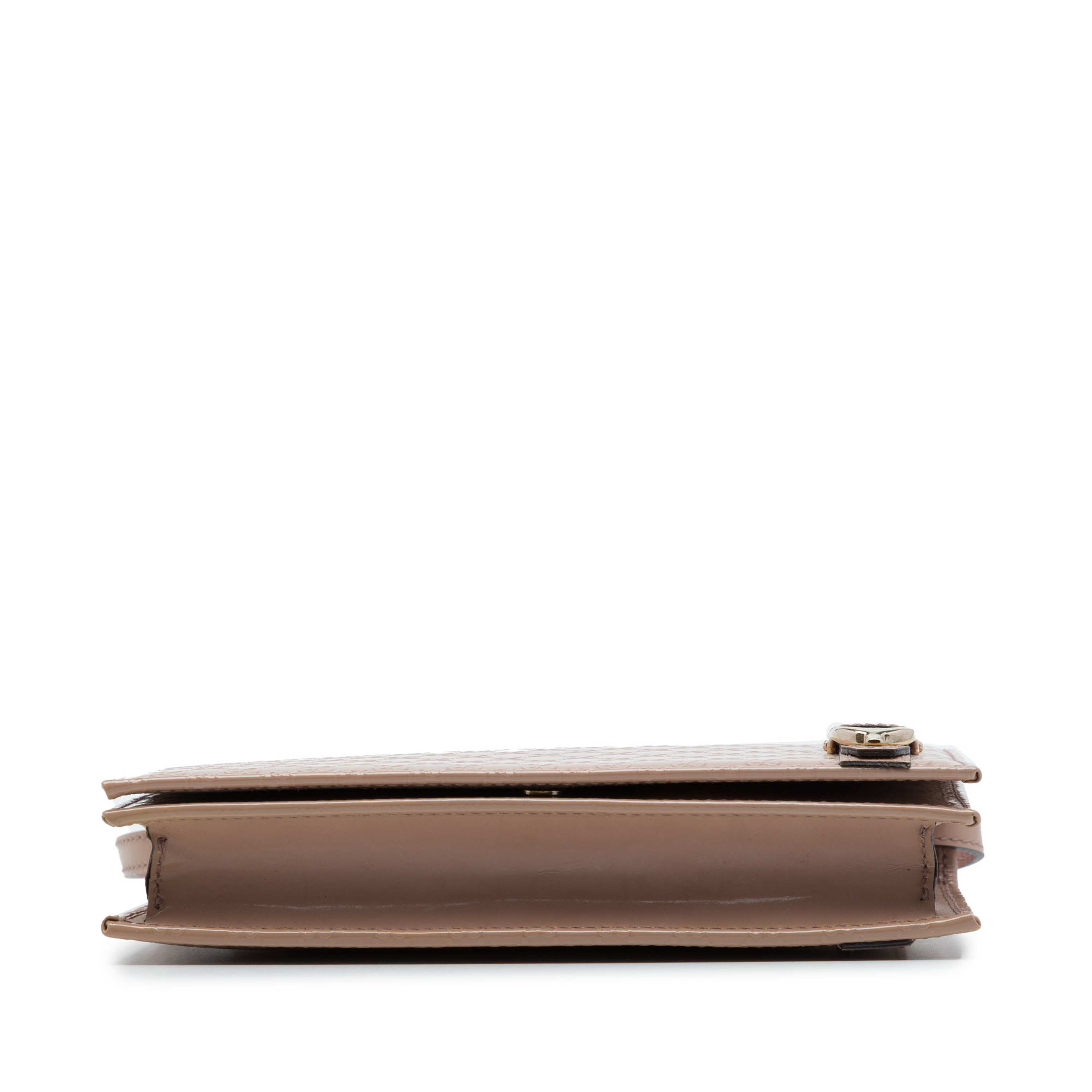 Gucci Patent Microguccissima Stirrup Crossbody, från Luxclusif, i färgen beige. Klicka för att öppna bilden i stort format