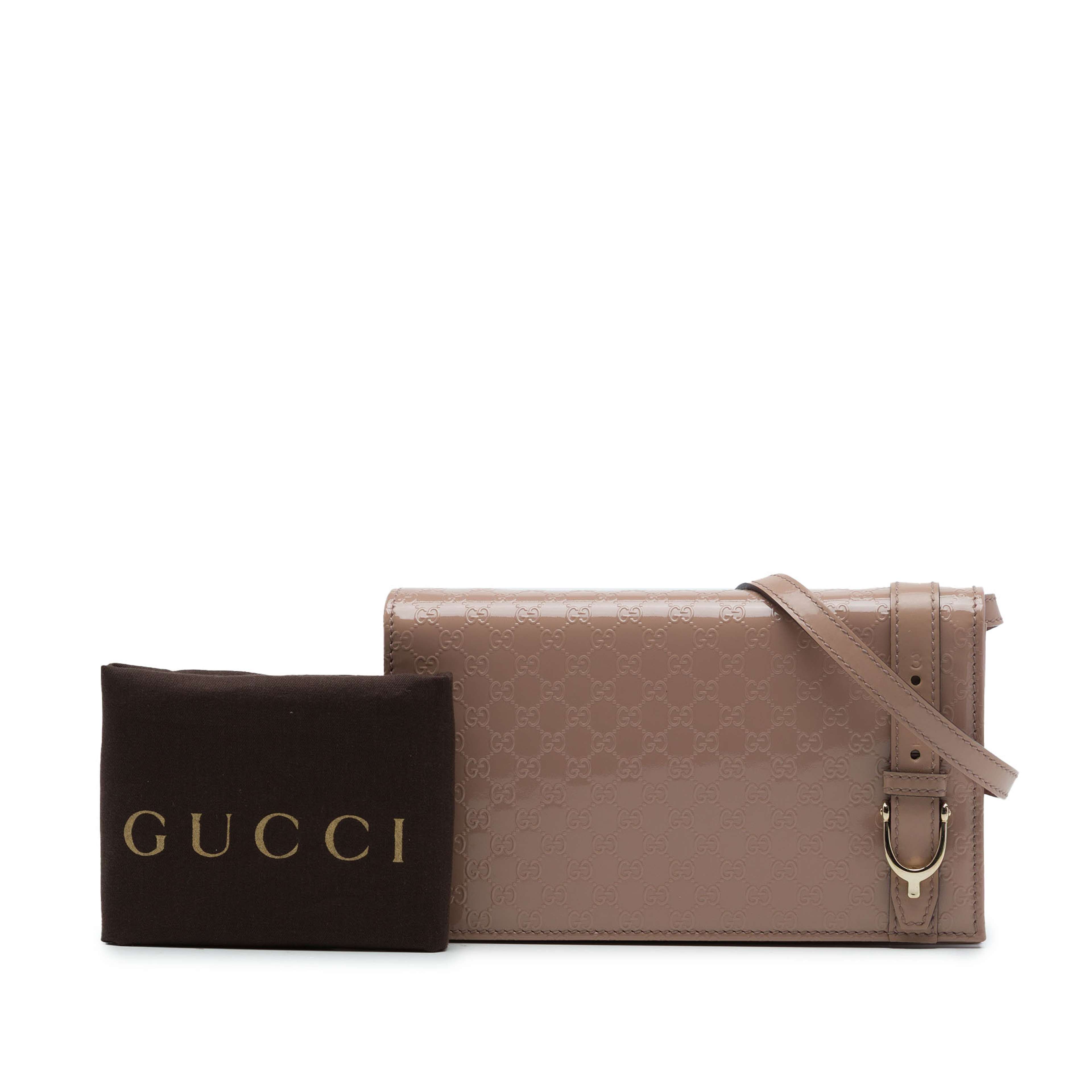 Gucci Patent Microguccissima Stirrup Crossbody, från Luxclusif, i färgen beige. Klicka för att öppna bilden i stort format