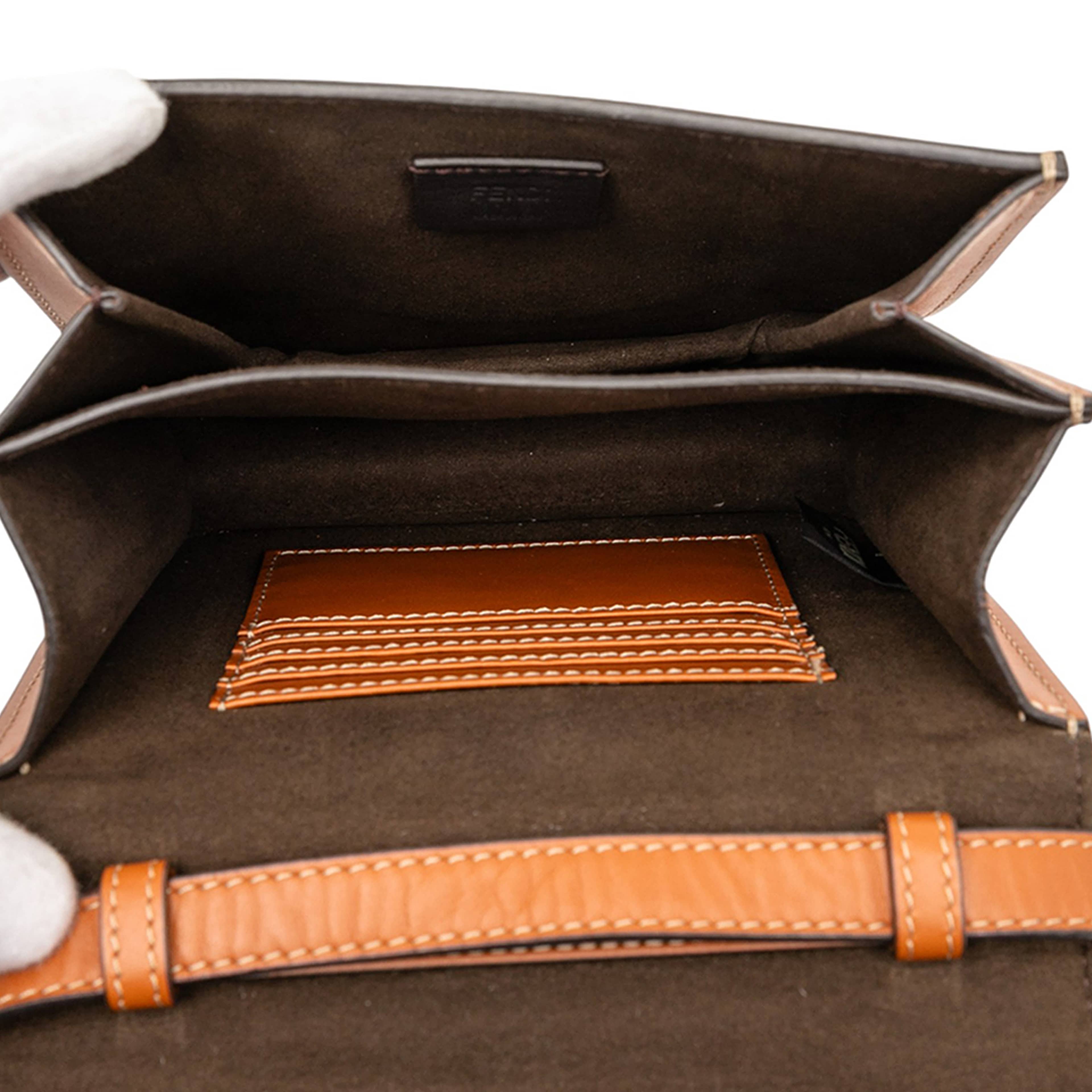 Fendi Leather Crystal Fab Crossbody, från Luxclusif, i färgen brown. Klicka för att öppna bilden i stort format