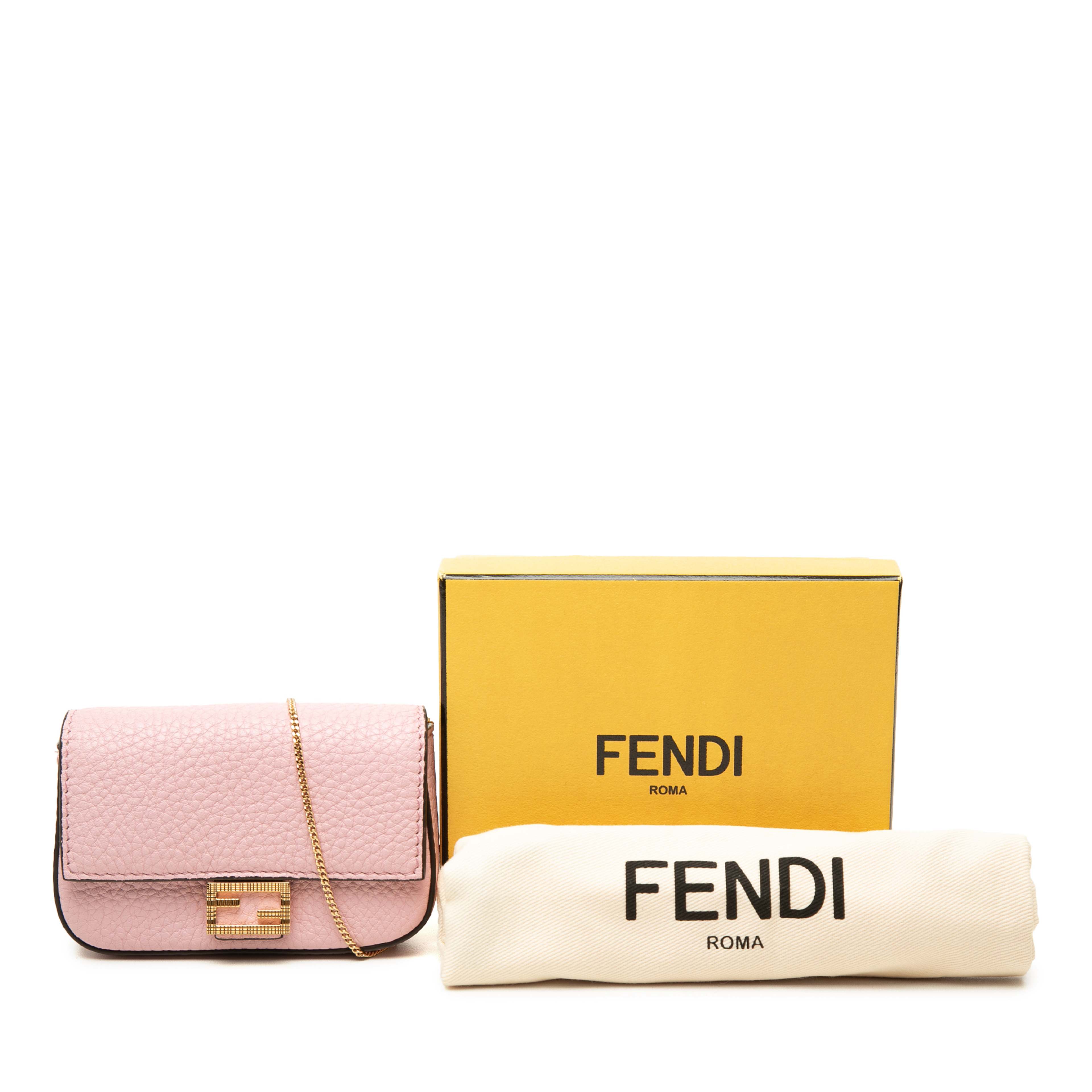 Fendi Nano Grained Leather Baguette Charm Crossbody, från Luxclusif, i färgen rosa. Klicka för att öppna bilden i stort format