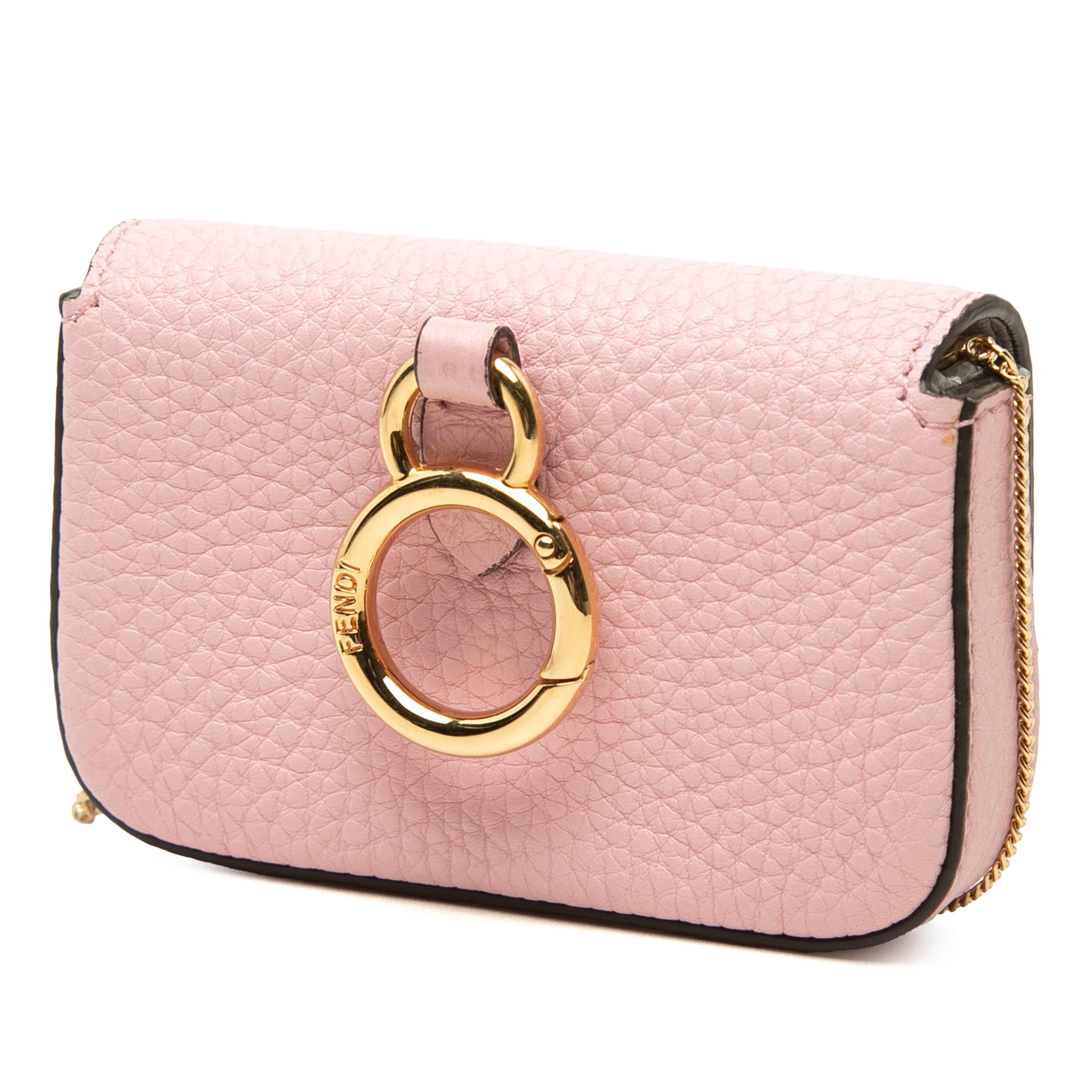Fendi Nano Grained Leather Baguette Charm Crossbody, från Luxclusif, i färgen rosa. Klicka för att öppna bilden i stort format