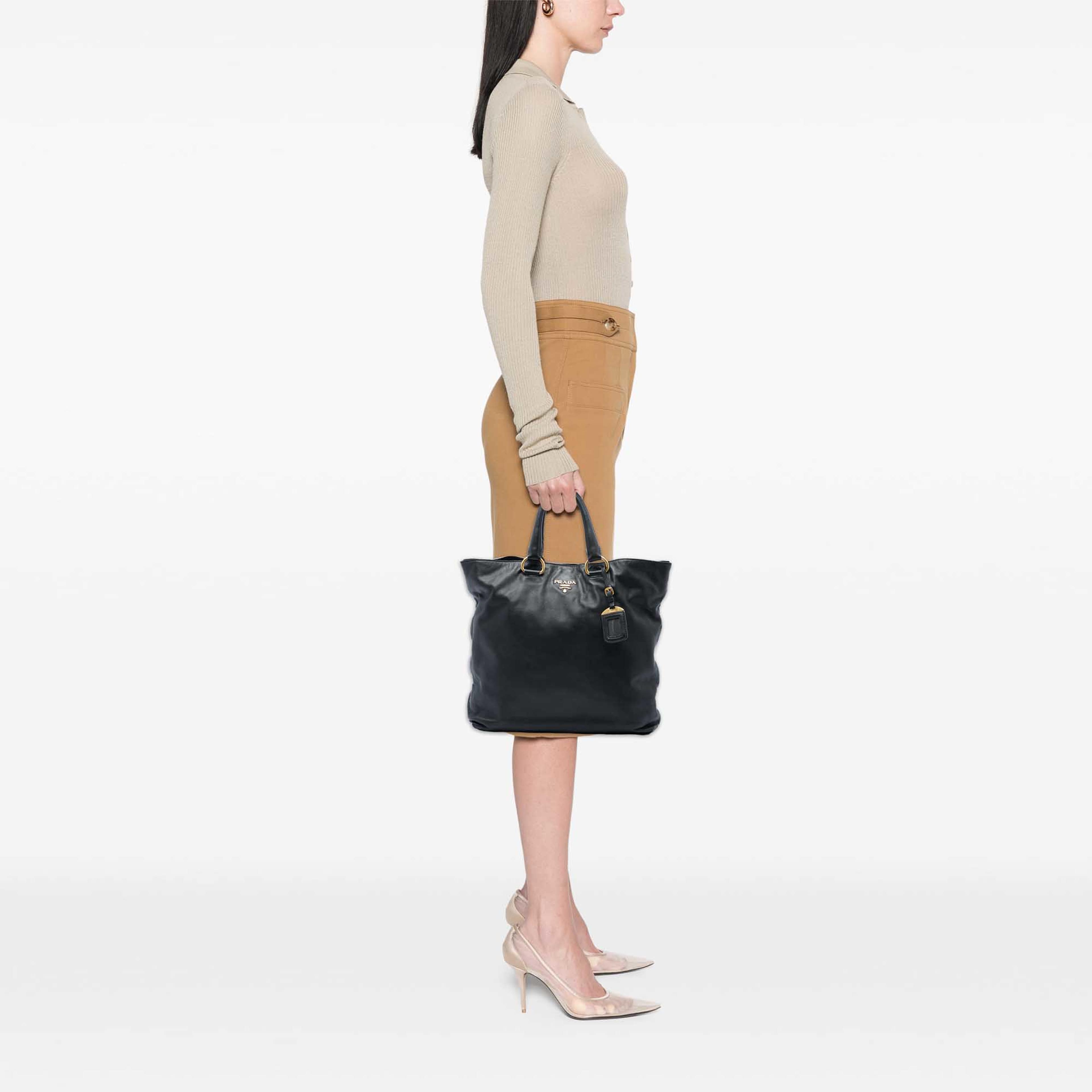 Prada Soft Calf Open Convertible Tote, från Luxclusif, i färgen svart. Klicka för att öppna bilden i stort format