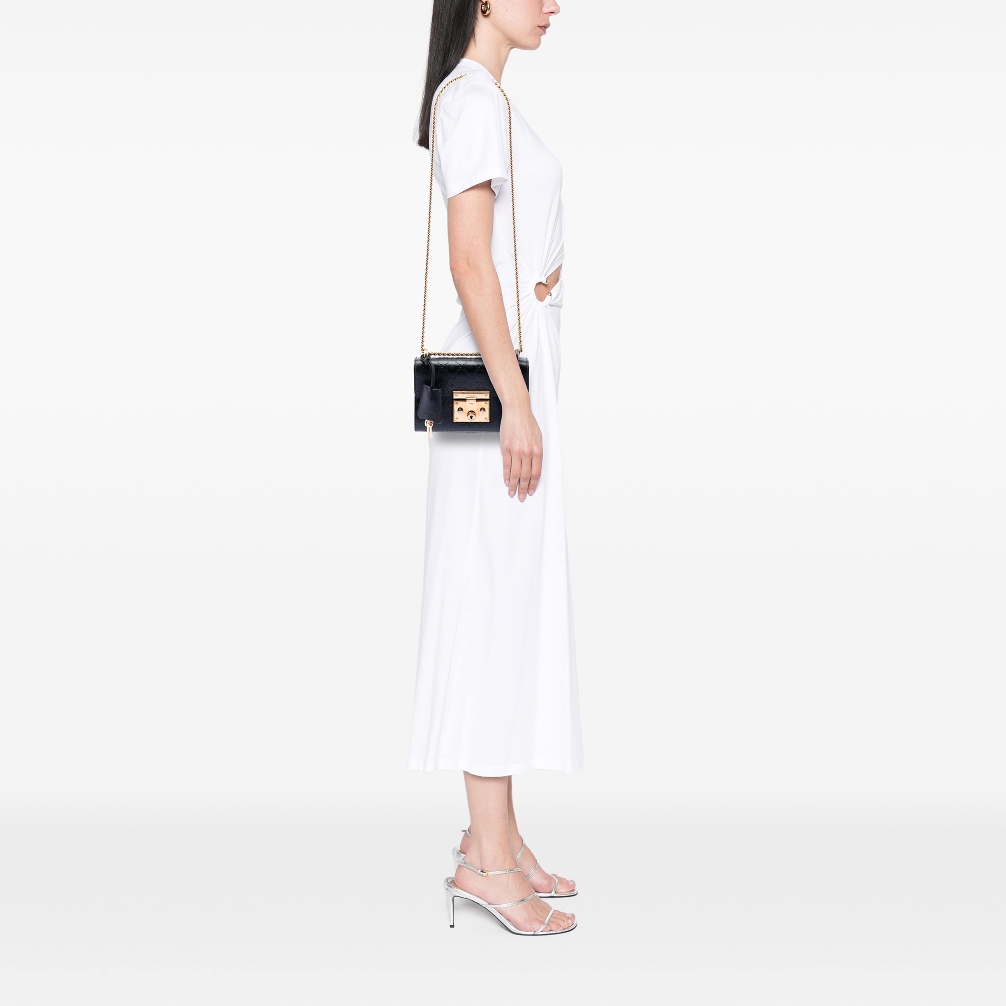 Gucci Small Guccissima Padlock Crossbody, från Luxclusif, i färgen svart. Klicka för att öppna bilden i stort format