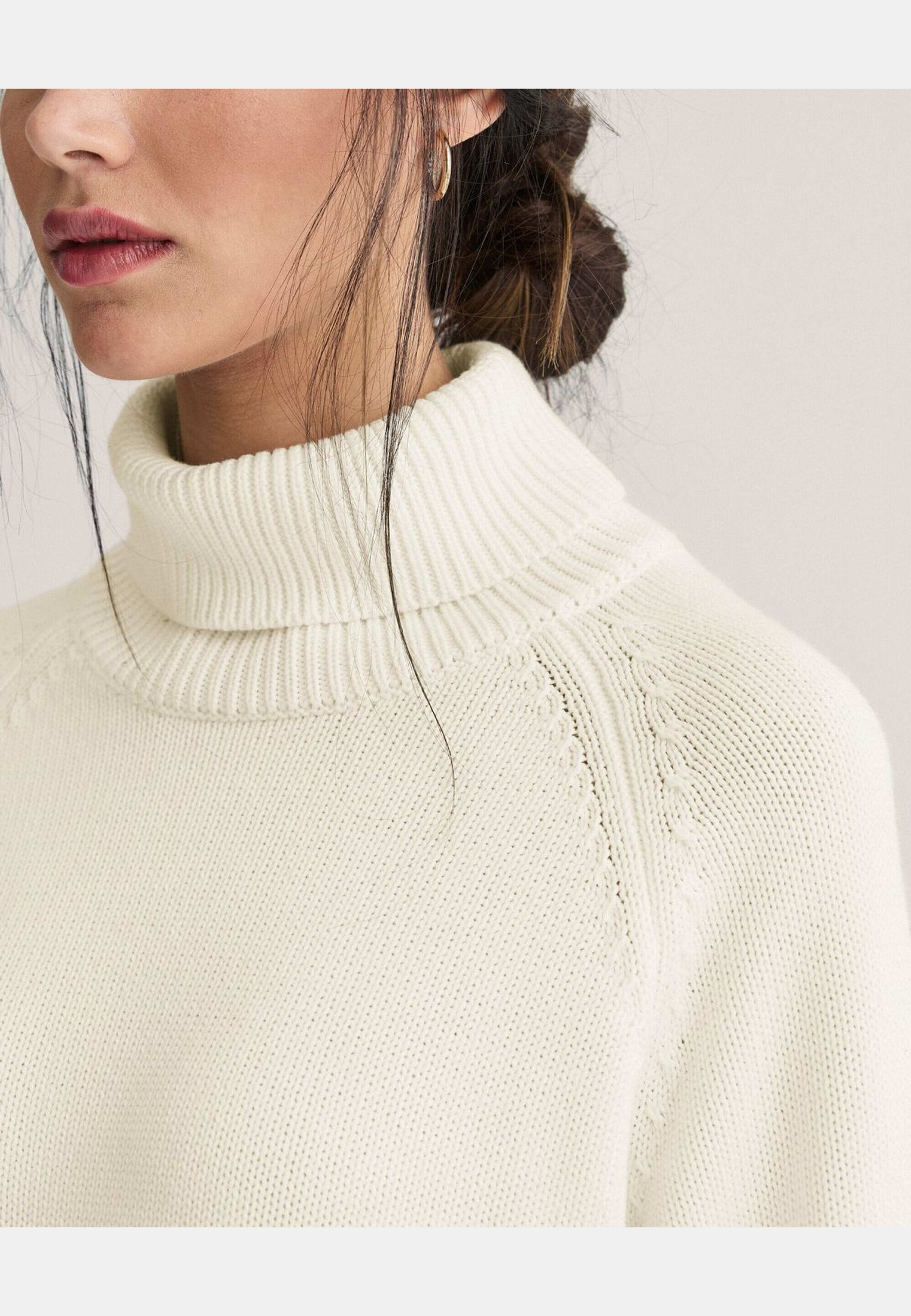 Stickad Polotröja Iris, från Newhouse, i färgen offwhite. Klicka för att öppna bilden i stort format