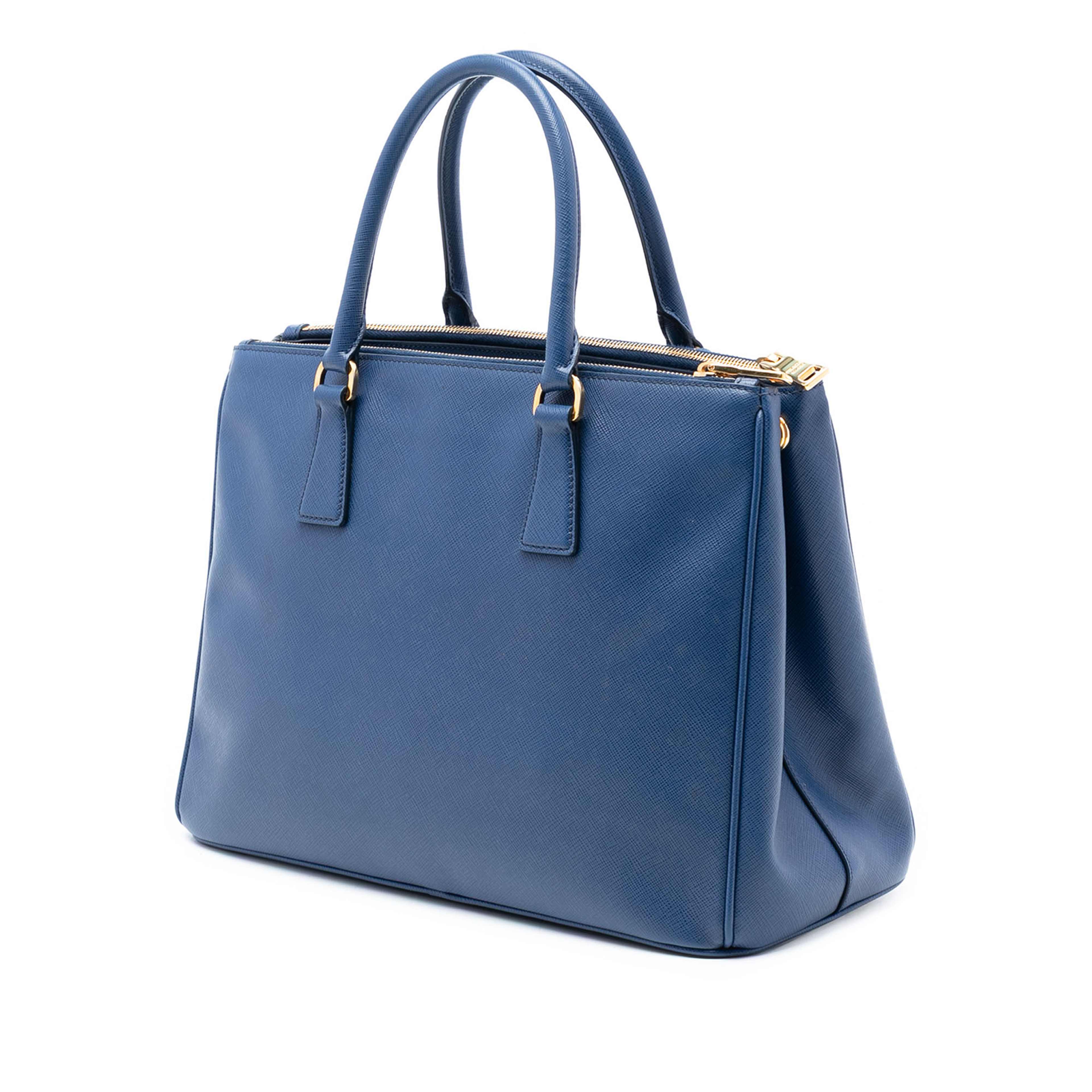 Prada Medium Saffiano Lux Galleria Double Zip Satchel, från Luxclusif, i färgen dark blue. Klicka för att öppna bilden i stort format