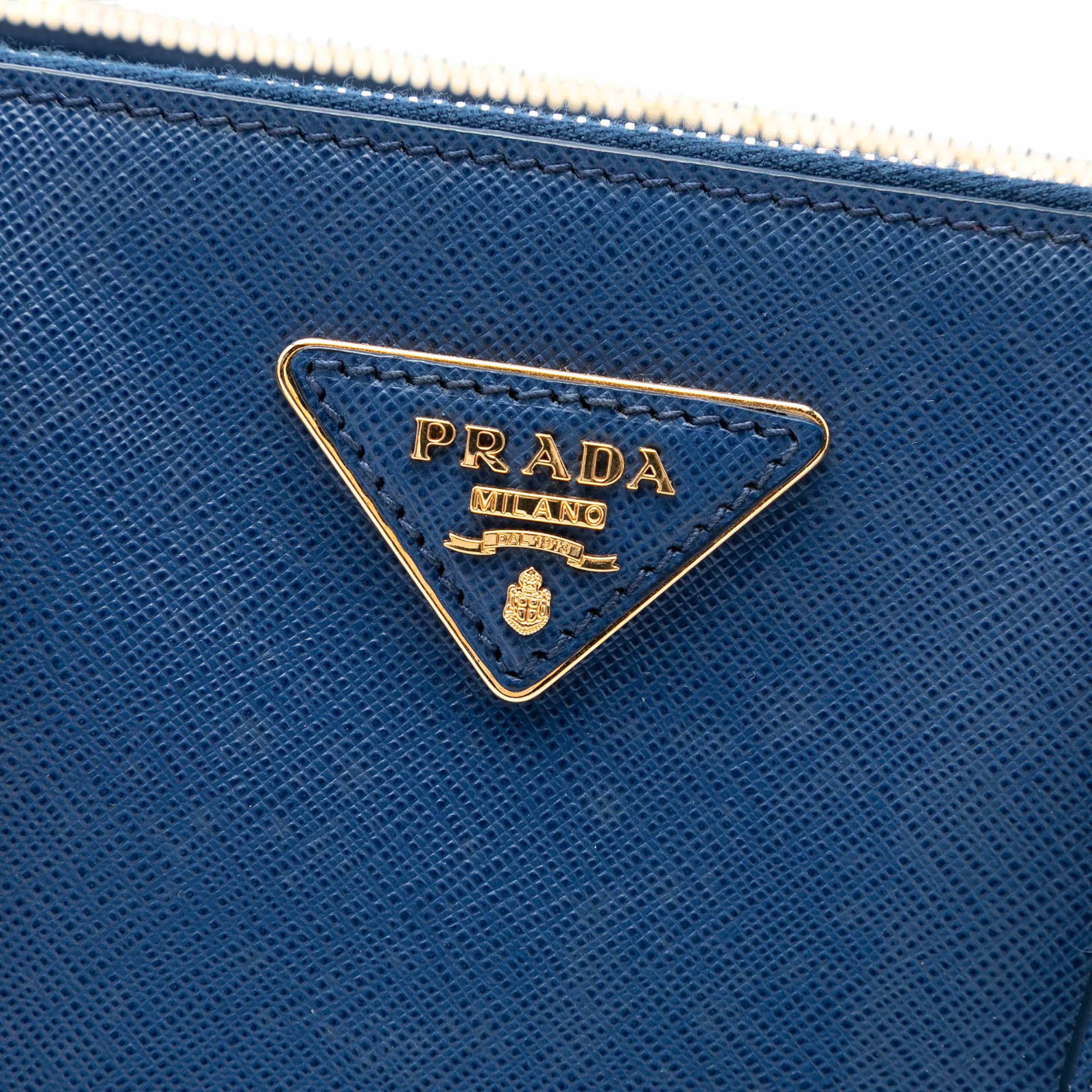 Prada Medium Saffiano Lux Galleria Double Zip Satchel, från Luxclusif, i färgen dark blue. Klicka för att öppna bilden i stort format