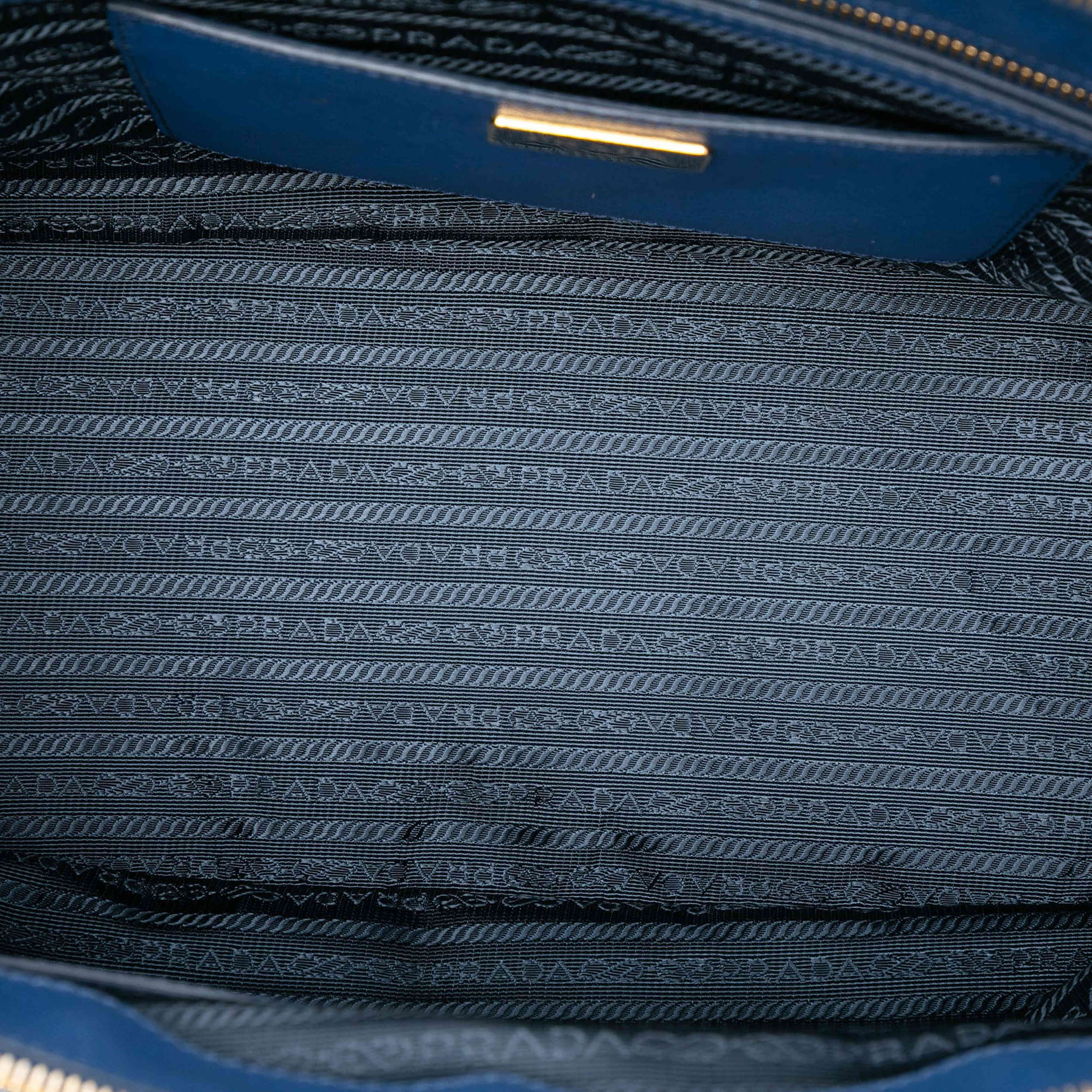 Prada Medium Saffiano Lux Galleria Double Zip Satchel, från Luxclusif, i färgen dark blue. Klicka för att öppna bilden i stort format