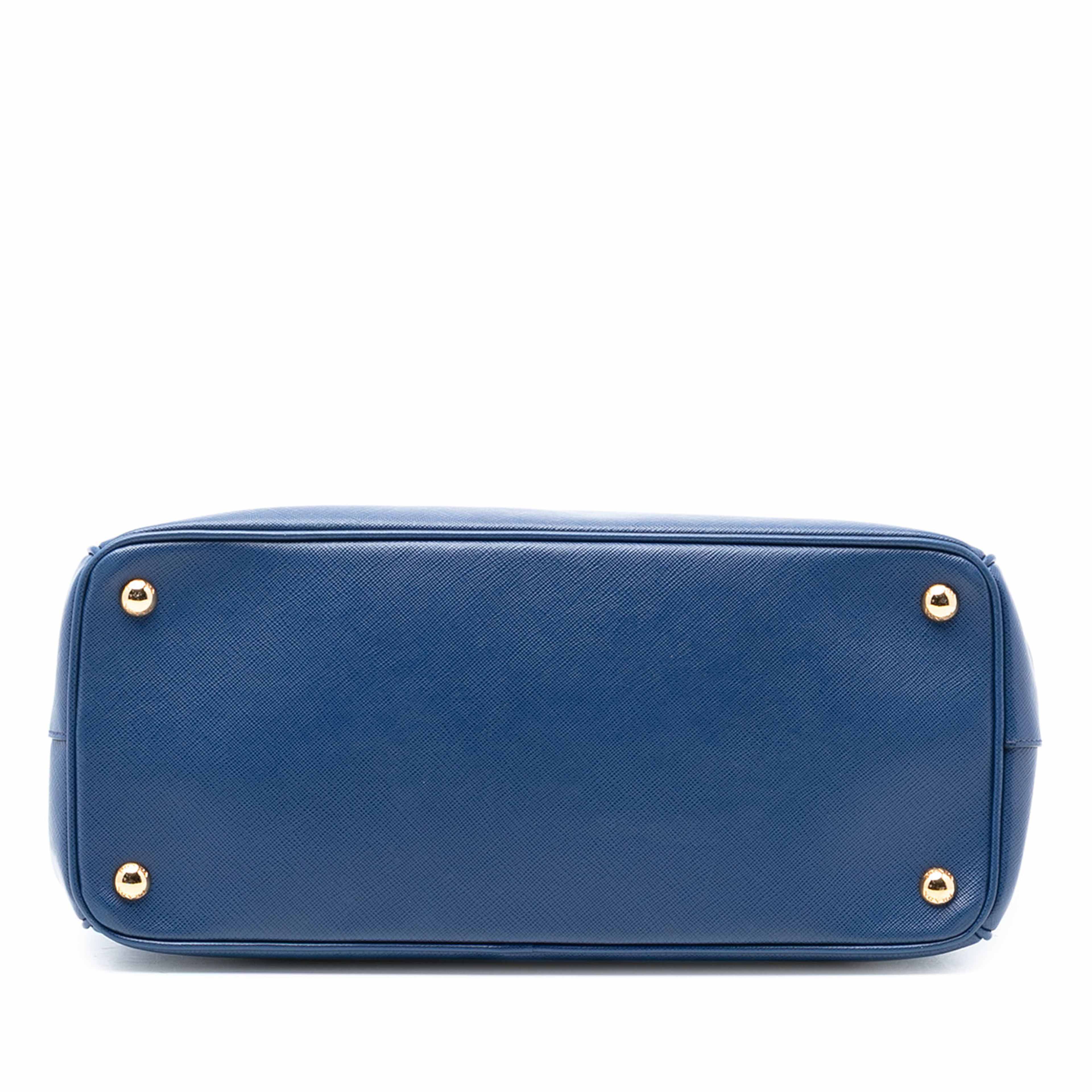 Prada Medium Saffiano Lux Galleria Double Zip Satchel, från Luxclusif, i färgen dark blue. Klicka för att öppna bilden i stort format