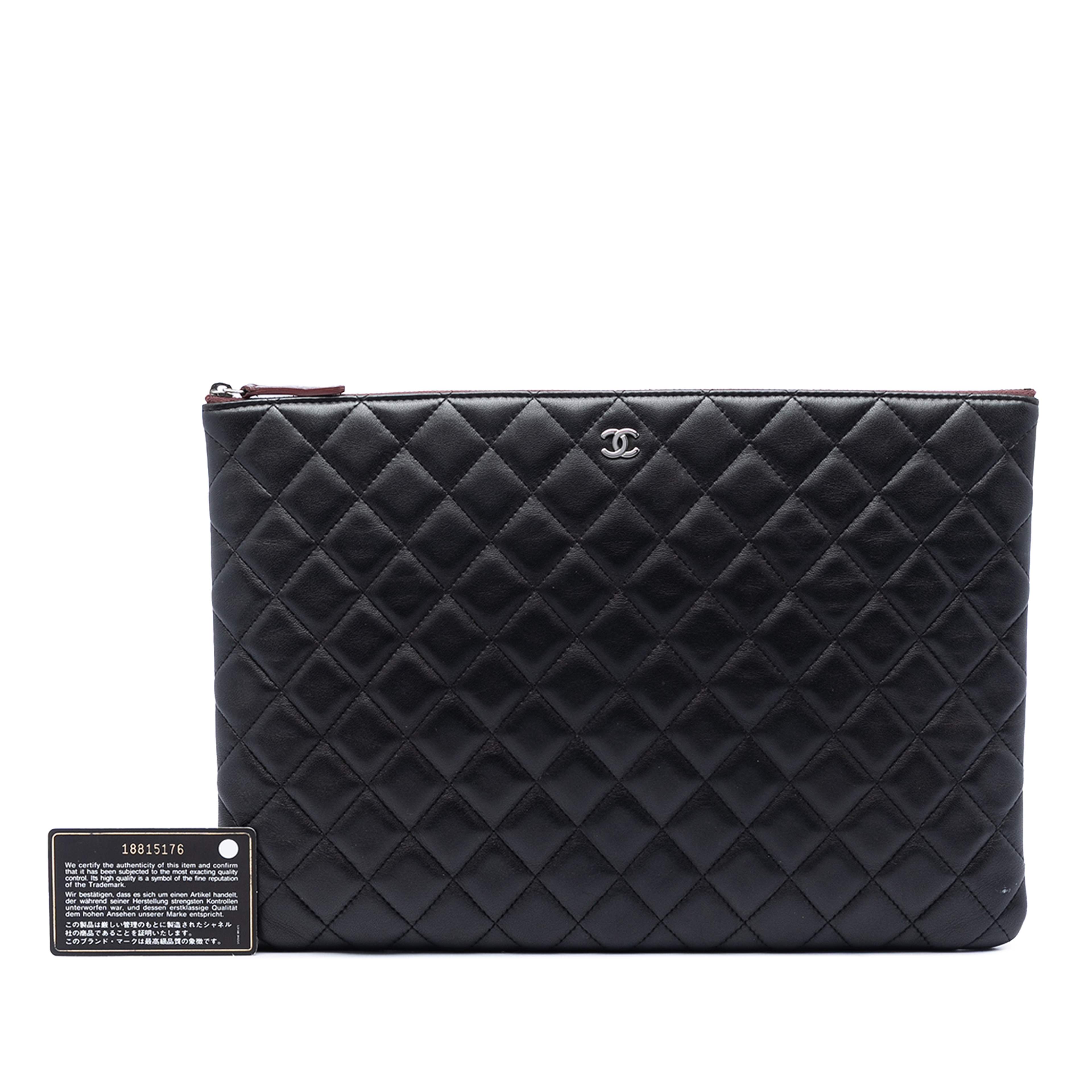 Chanel Large Quilted Lambskin O Case Clutch, från Luxclusif, i färgen svart. Klicka för att öppna bilden i stort format