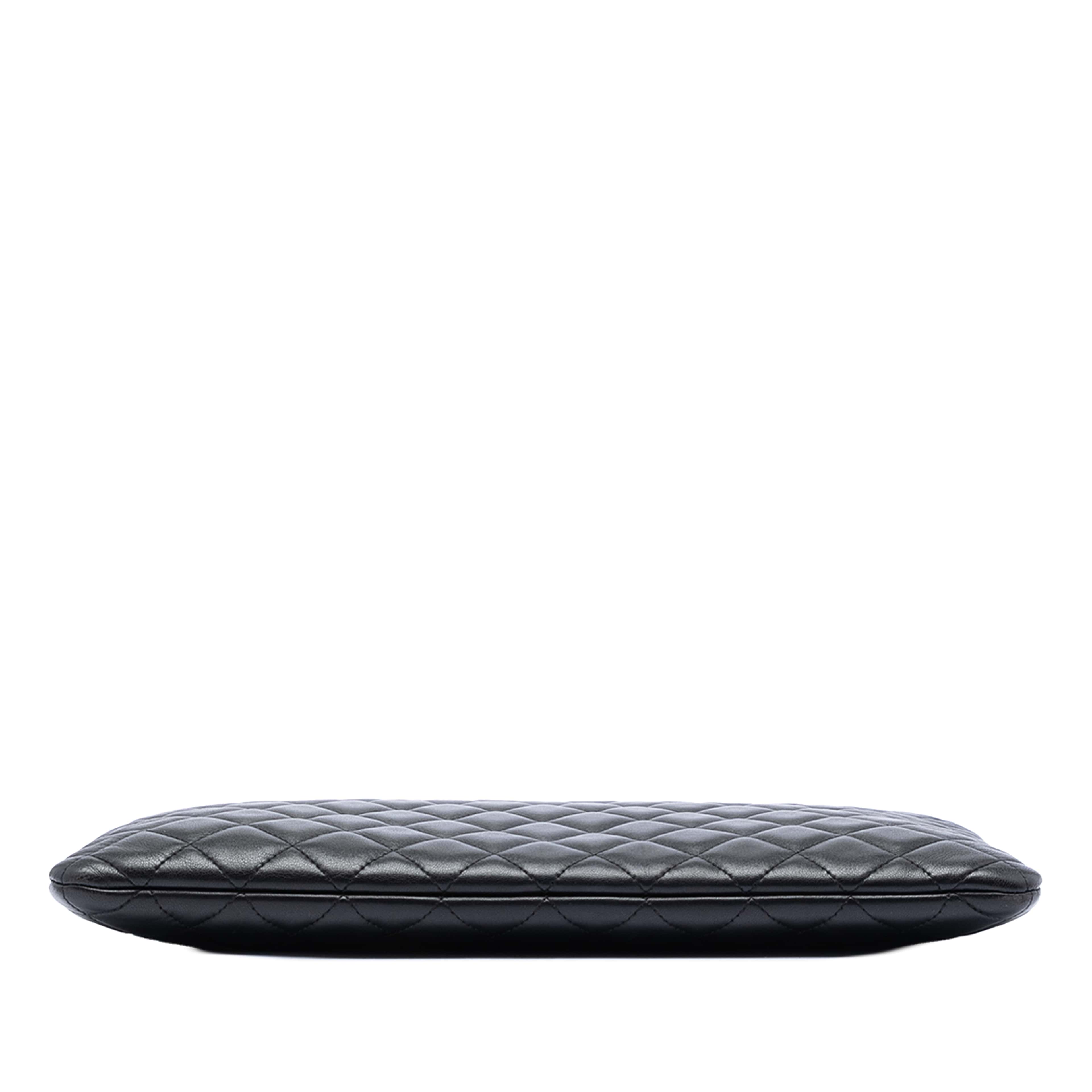 Chanel Large Quilted Lambskin O Case Clutch, från Luxclusif, i färgen black. Klicka för att öppna bilden i stort format