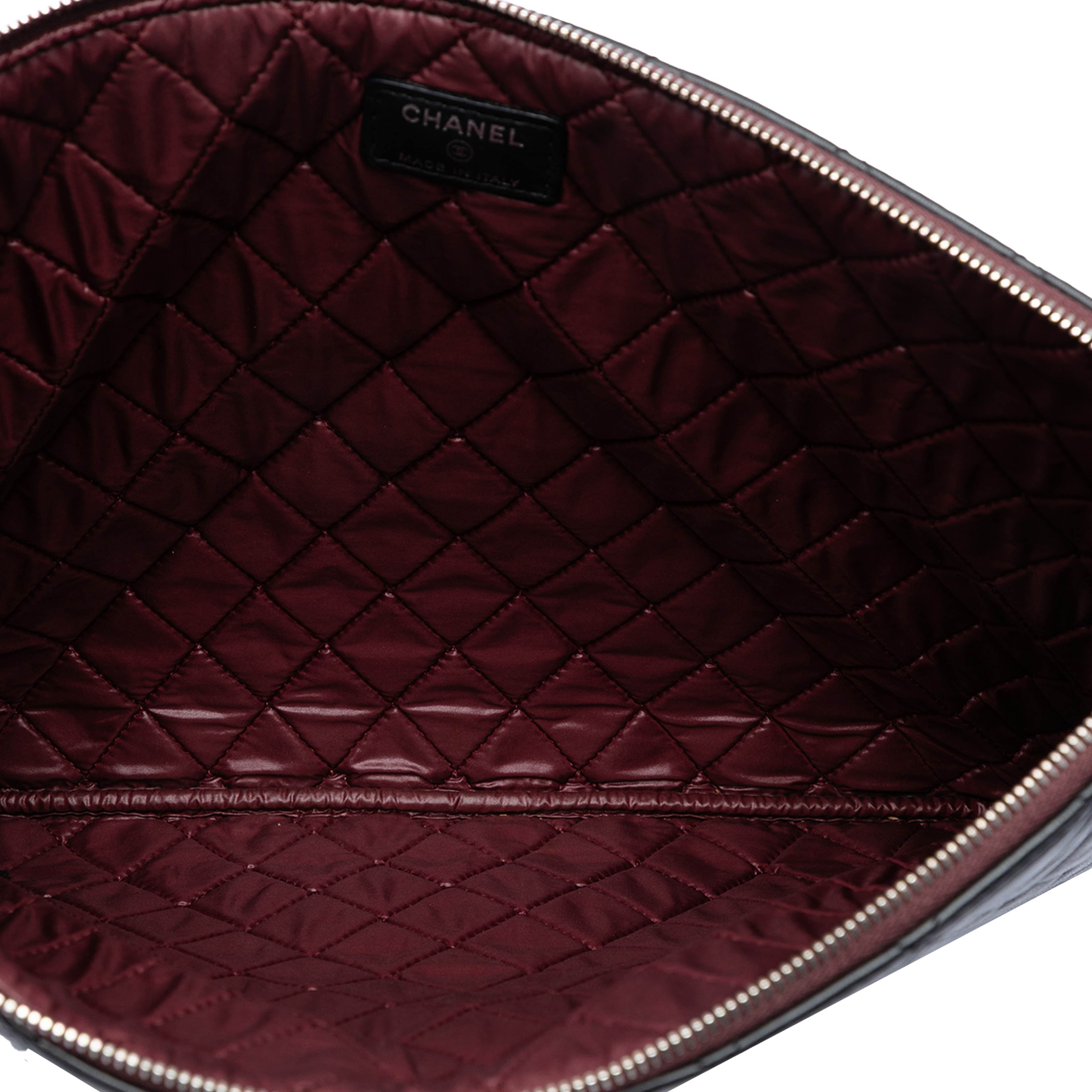 Chanel Large Quilted Lambskin O Case Clutch, från Luxclusif, i färgen black. Klicka för att öppna bilden i stort format