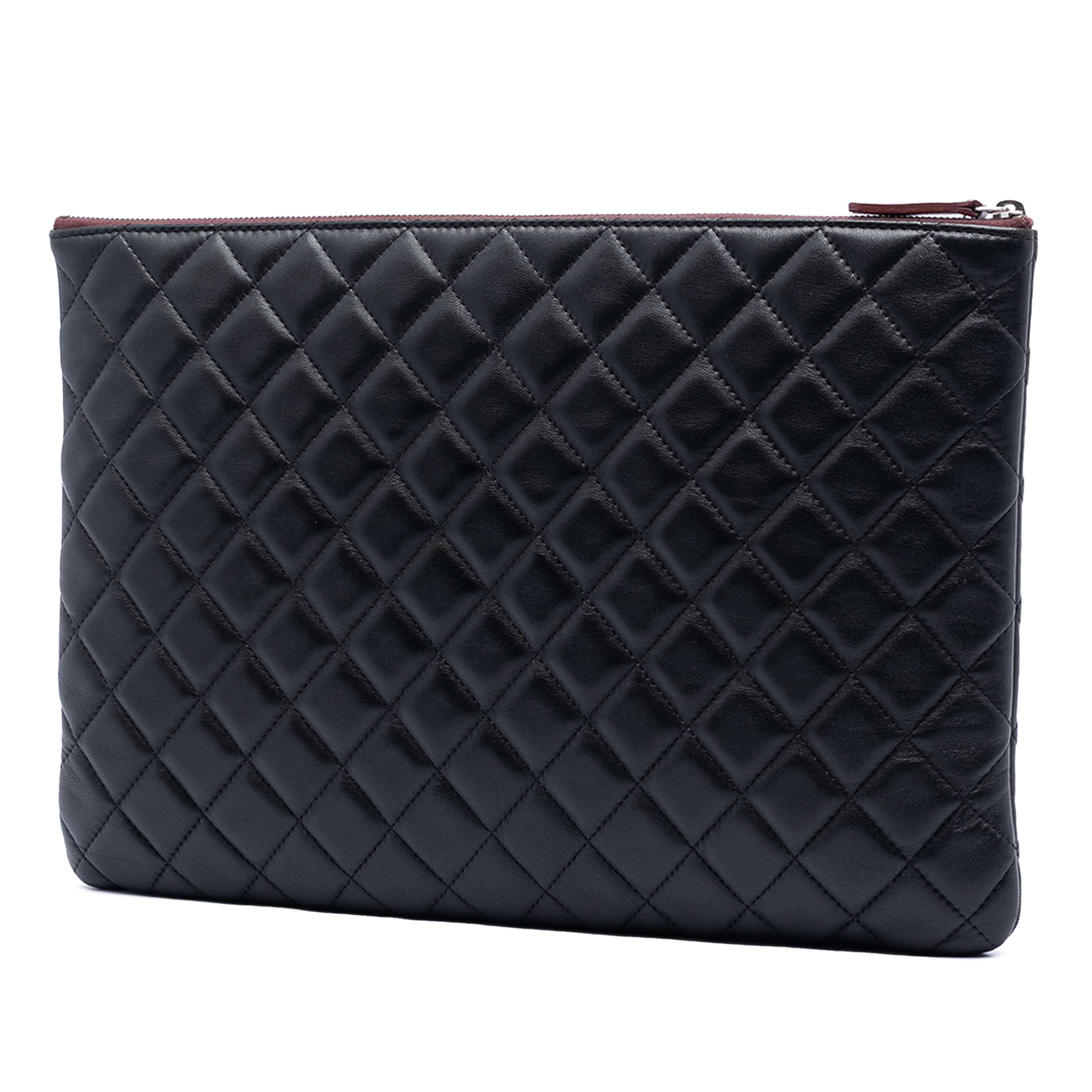 Chanel Large Quilted Lambskin O Case Clutch, från Luxclusif, i färgen svart. Klicka för att öppna bilden i stort format