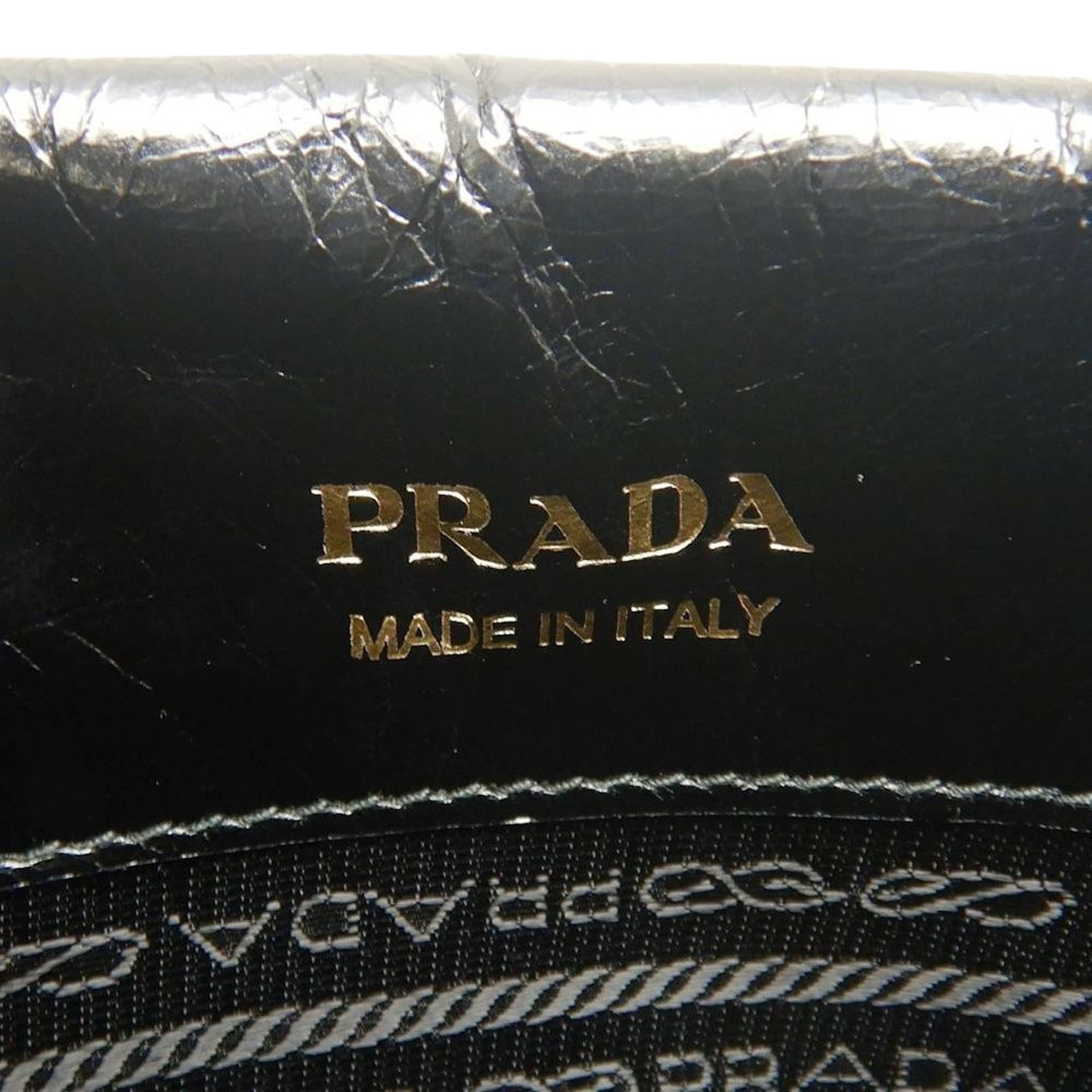 Prada Crinkled Calfskin Crossbody, från Luxclusif, i färgen black. Klicka för att öppna bilden i stort format