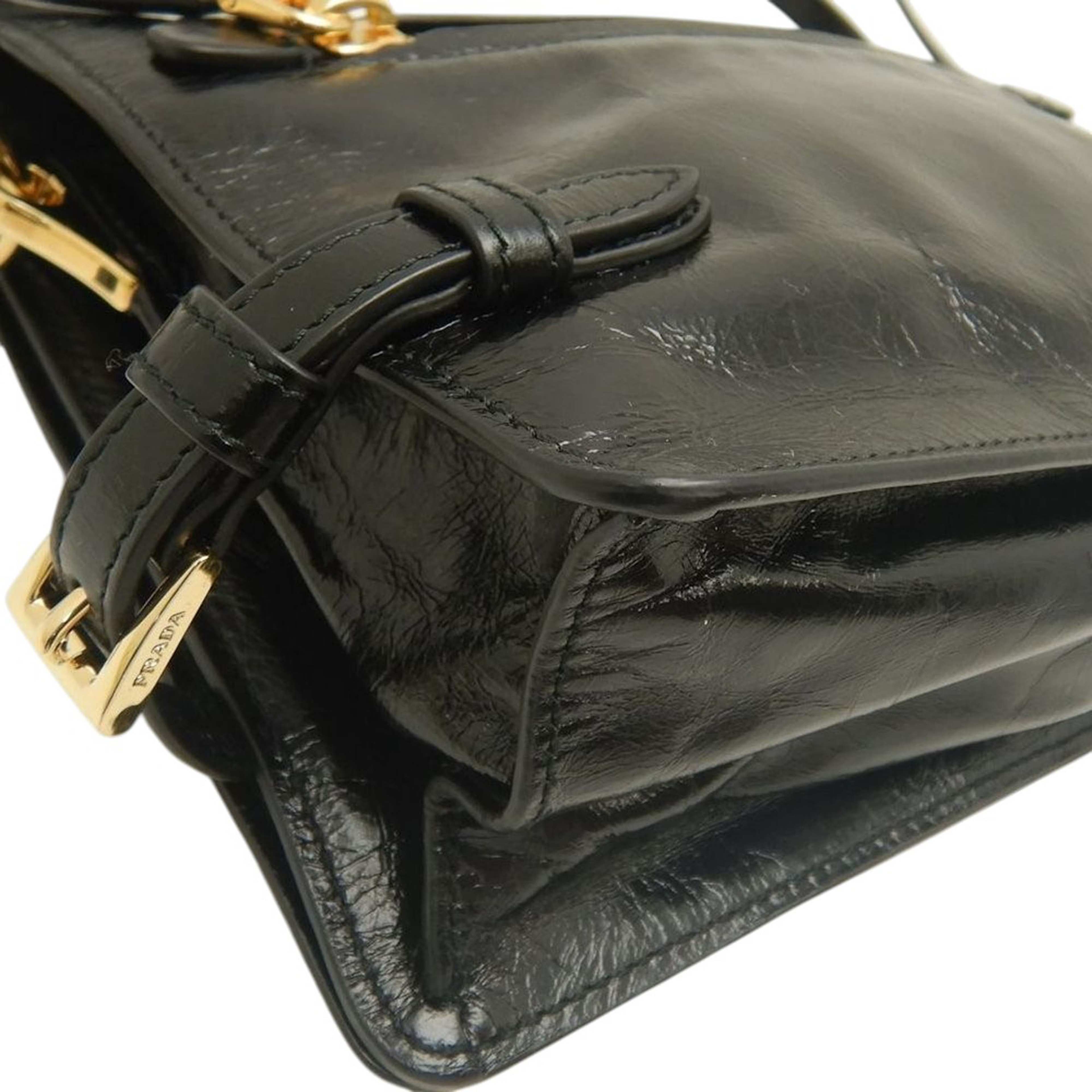 Prada Crinkled Calfskin Crossbody, från Luxclusif, i färgen black. Klicka för att öppna bilden i stort format