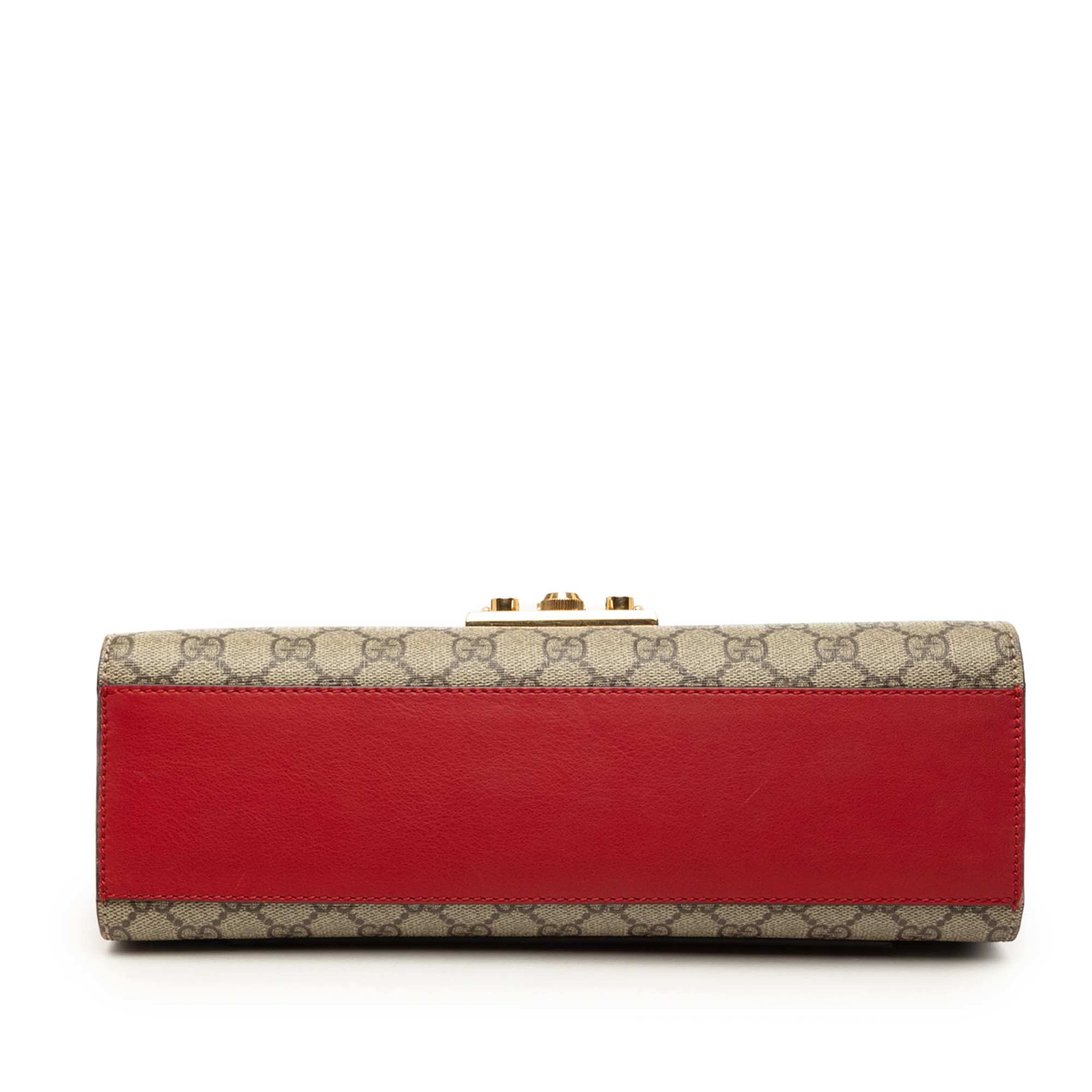 Gucci Medium Gg Supreme Padlock Shoulder Bag, från Luxclusif, i färgen beige. Klicka för att öppna bilden i stort format