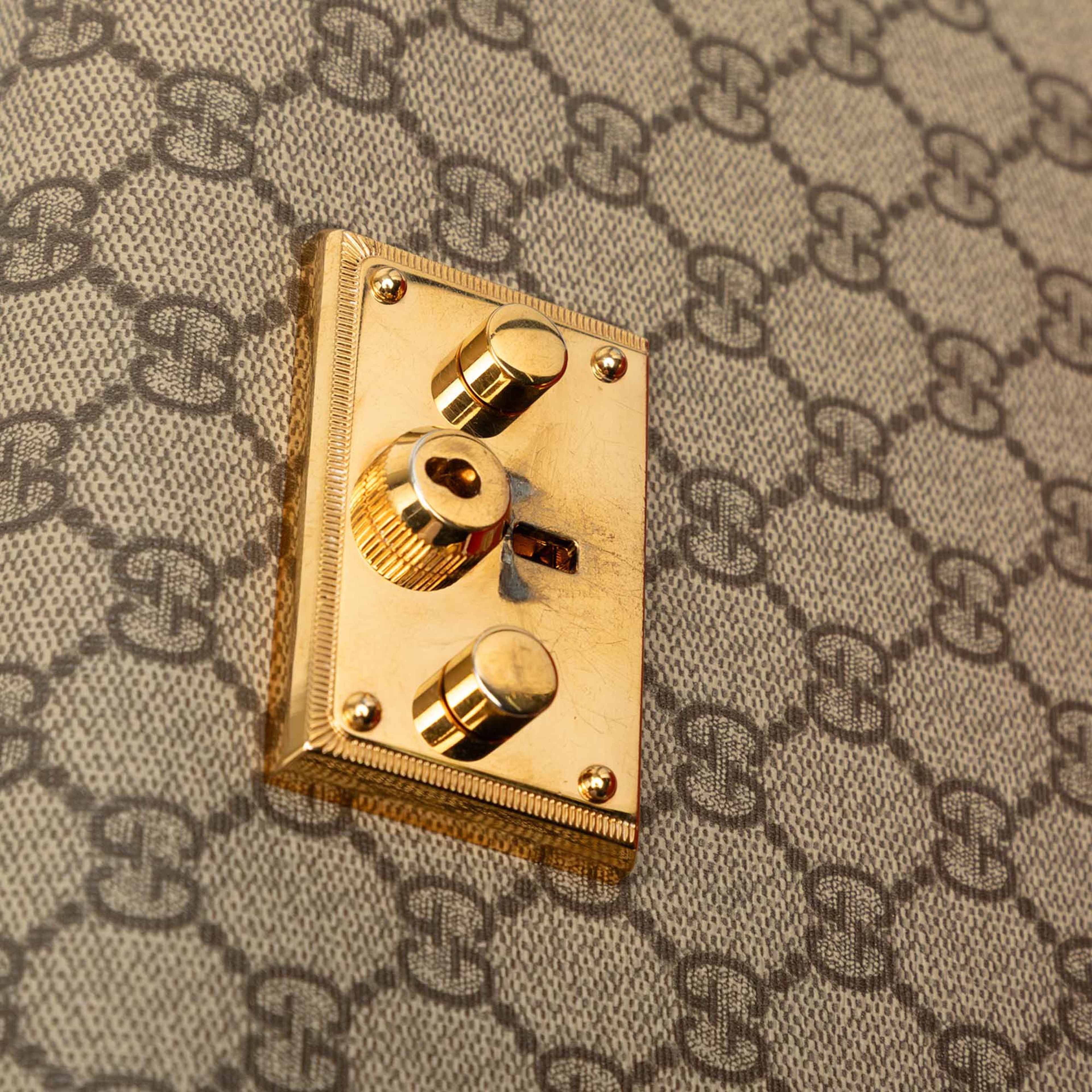 Gucci Medium Gg Supreme Padlock Shoulder Bag, från Luxclusif, i färgen beige. Klicka för att öppna bilden i stort format