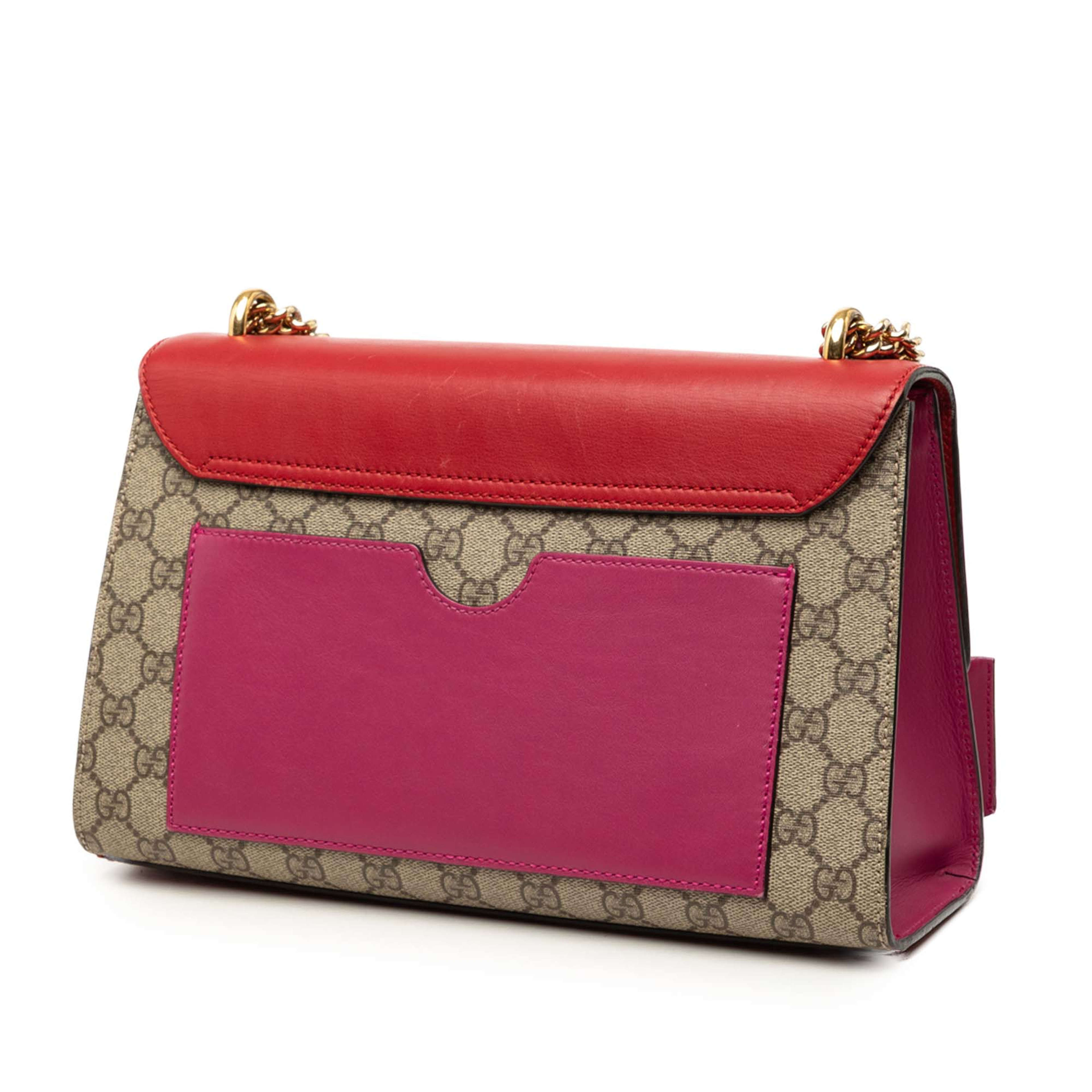 Gucci Medium Gg Supreme Padlock Shoulder Bag, från Luxclusif, i färgen beige. Klicka för att öppna bilden i stort format