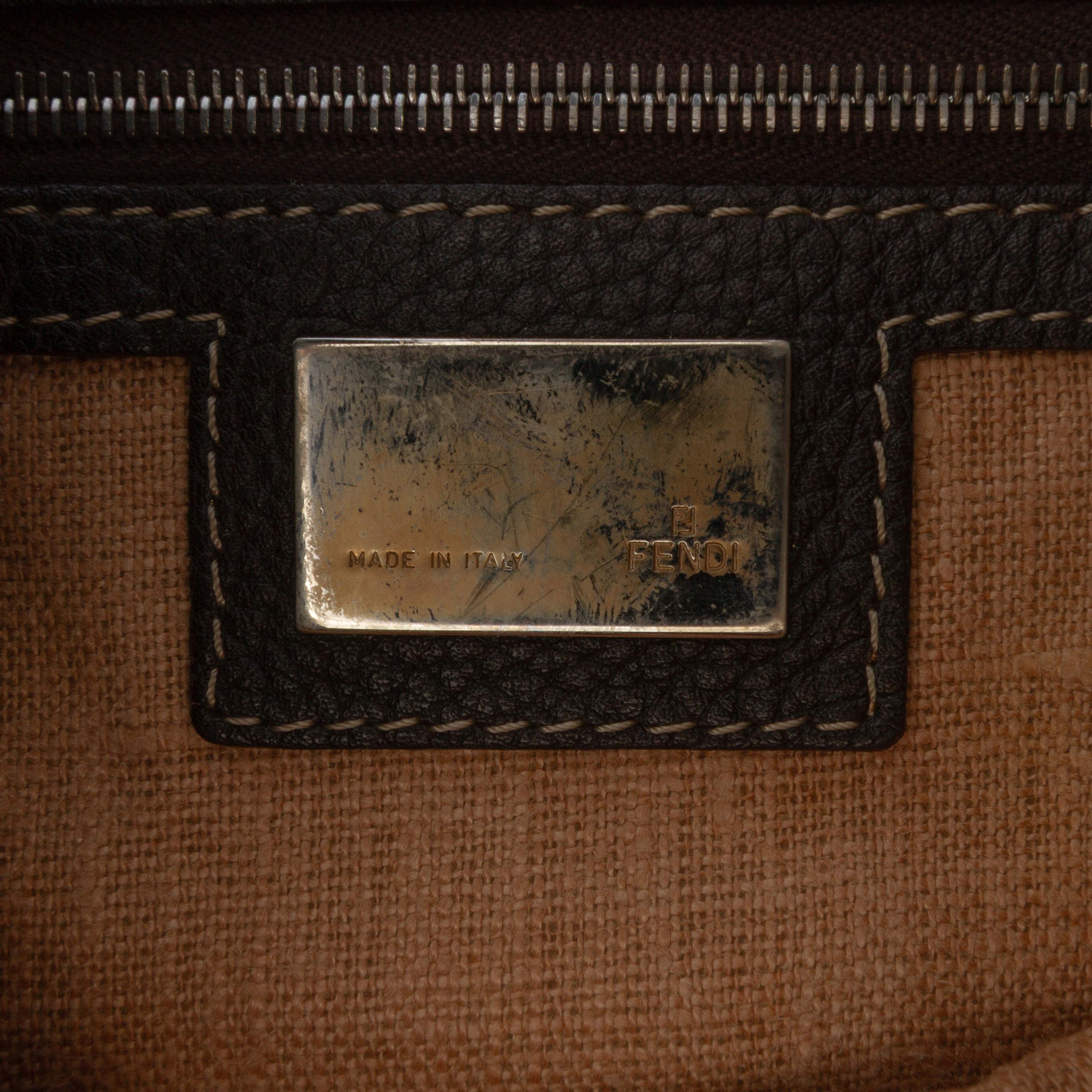 Fendi Zucca Canvas Selleria Crossbody, från Luxclusif, i färgen brun. Klicka för att öppna bilden i stort format