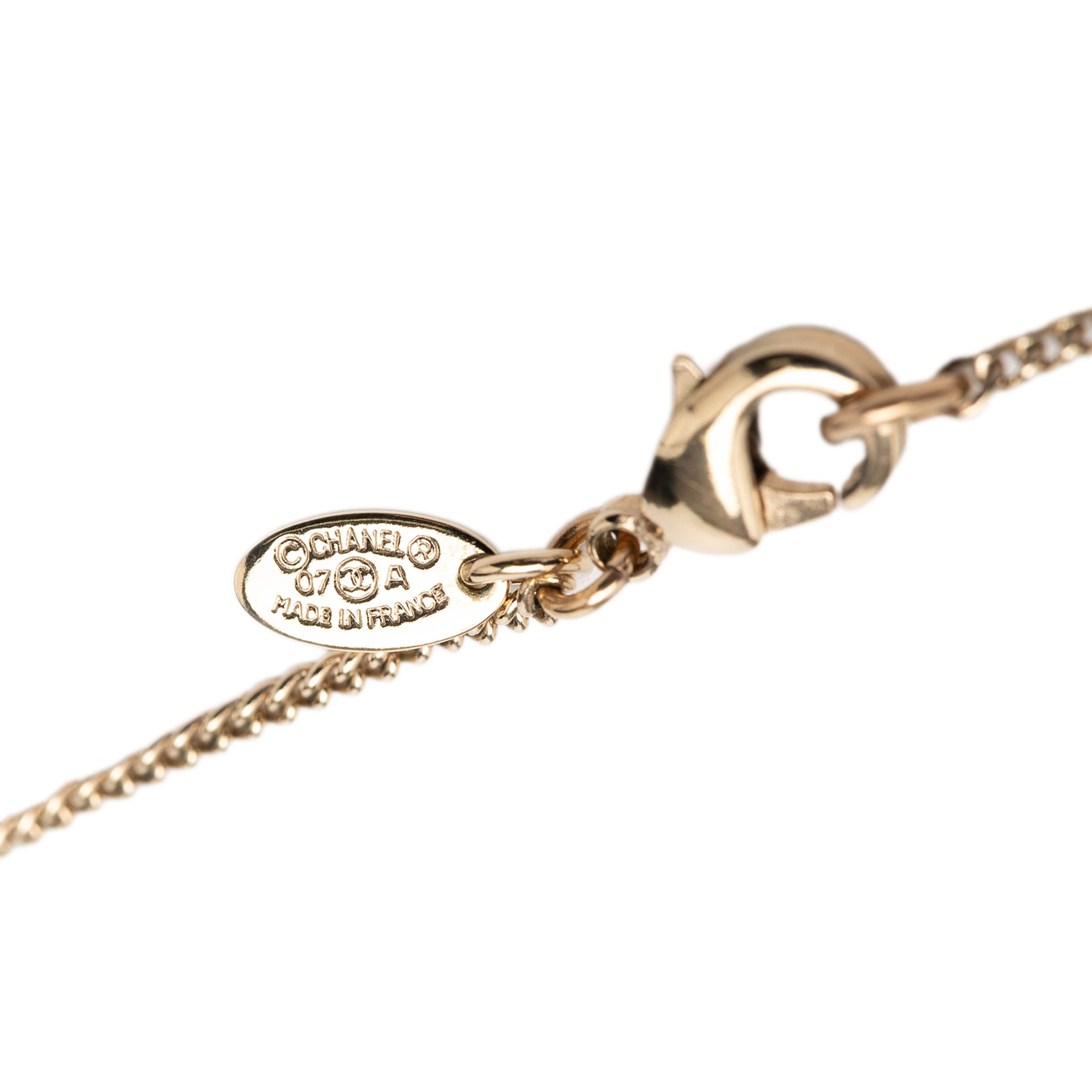 Chanel Cc Gold Plated And Enamel Strass Faux Pearl Clover Pendant Necklace, från Luxclusif, i färgen svart. Klicka för att öppna bilden i stort format