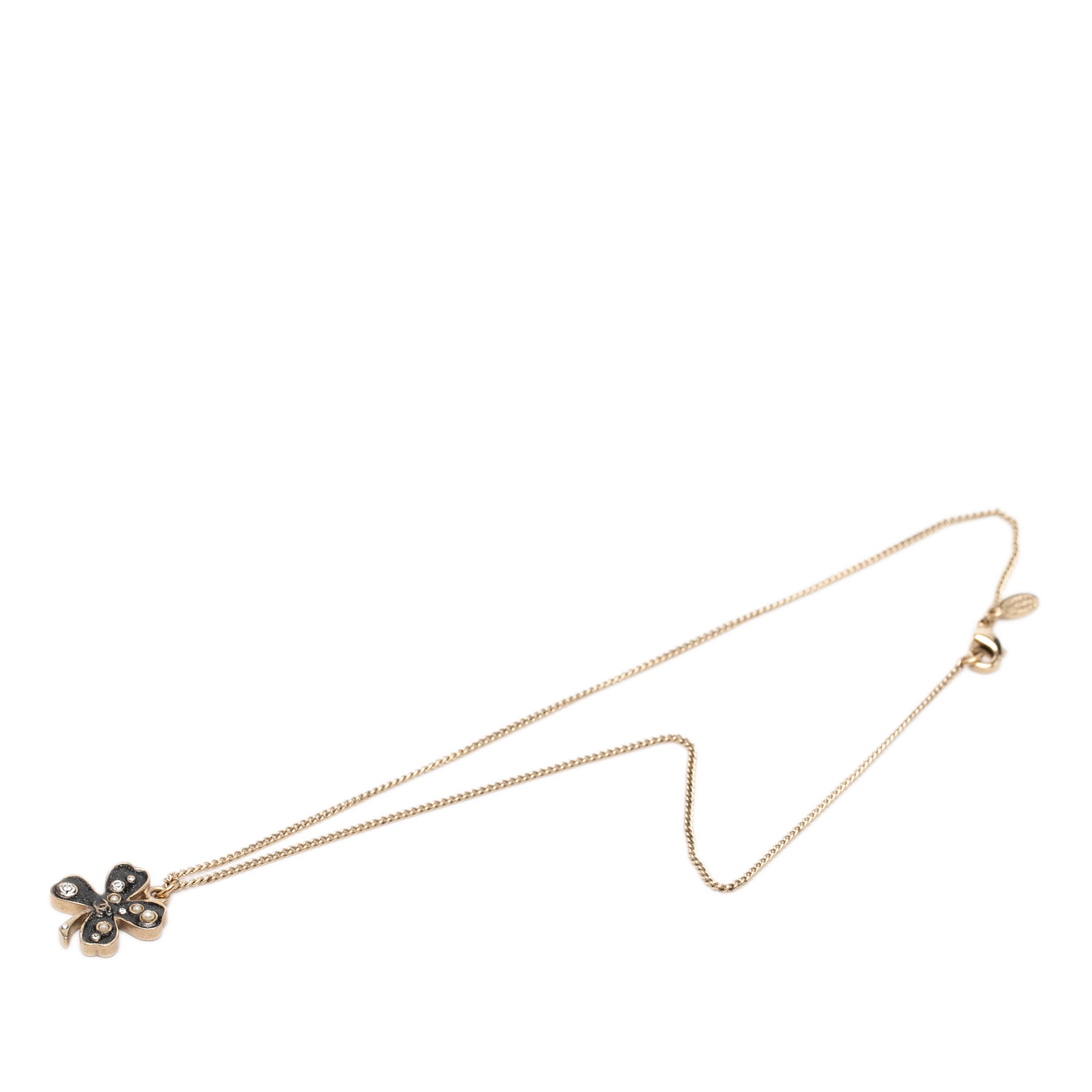 Chanel Cc Gold Plated And Enamel Strass Faux Pearl Clover Pendant Necklace, från Luxclusif, i färgen svart. Klicka för att öppna bilden i stort format