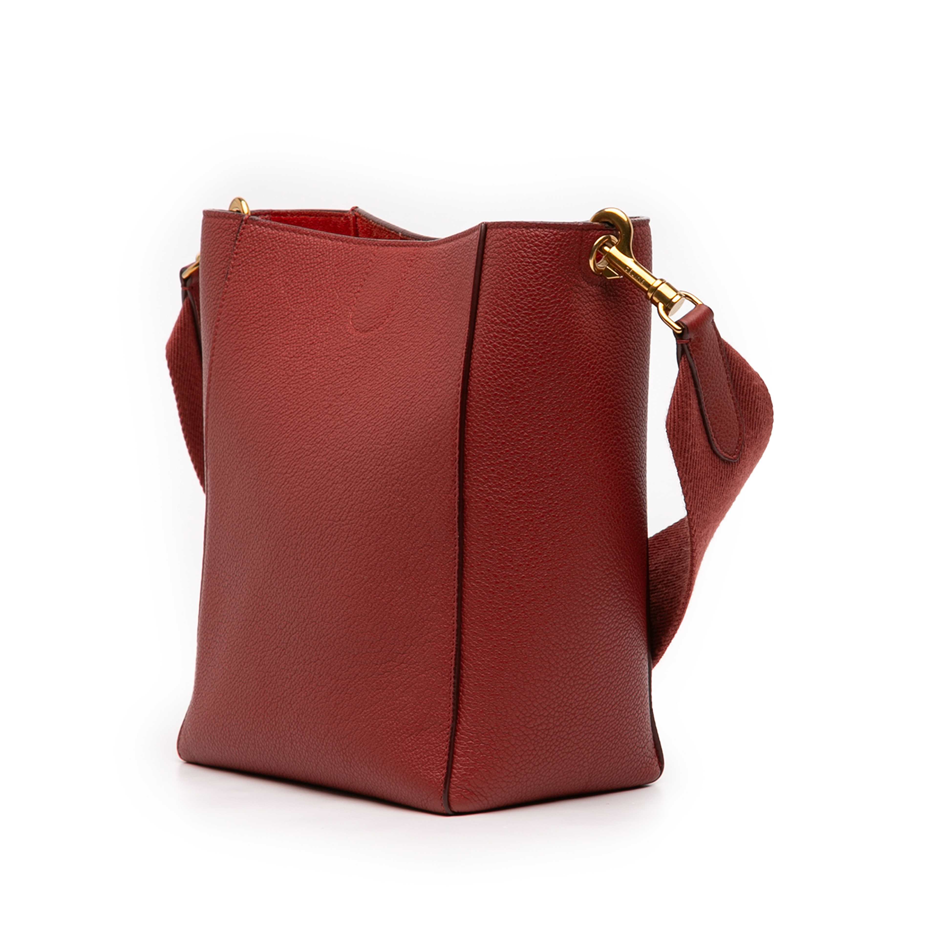 Celine Small Leather Seau Sangle Bucket Bag, från Luxclusif, i färgen dark red. Klicka för att öppna bilden i stort format