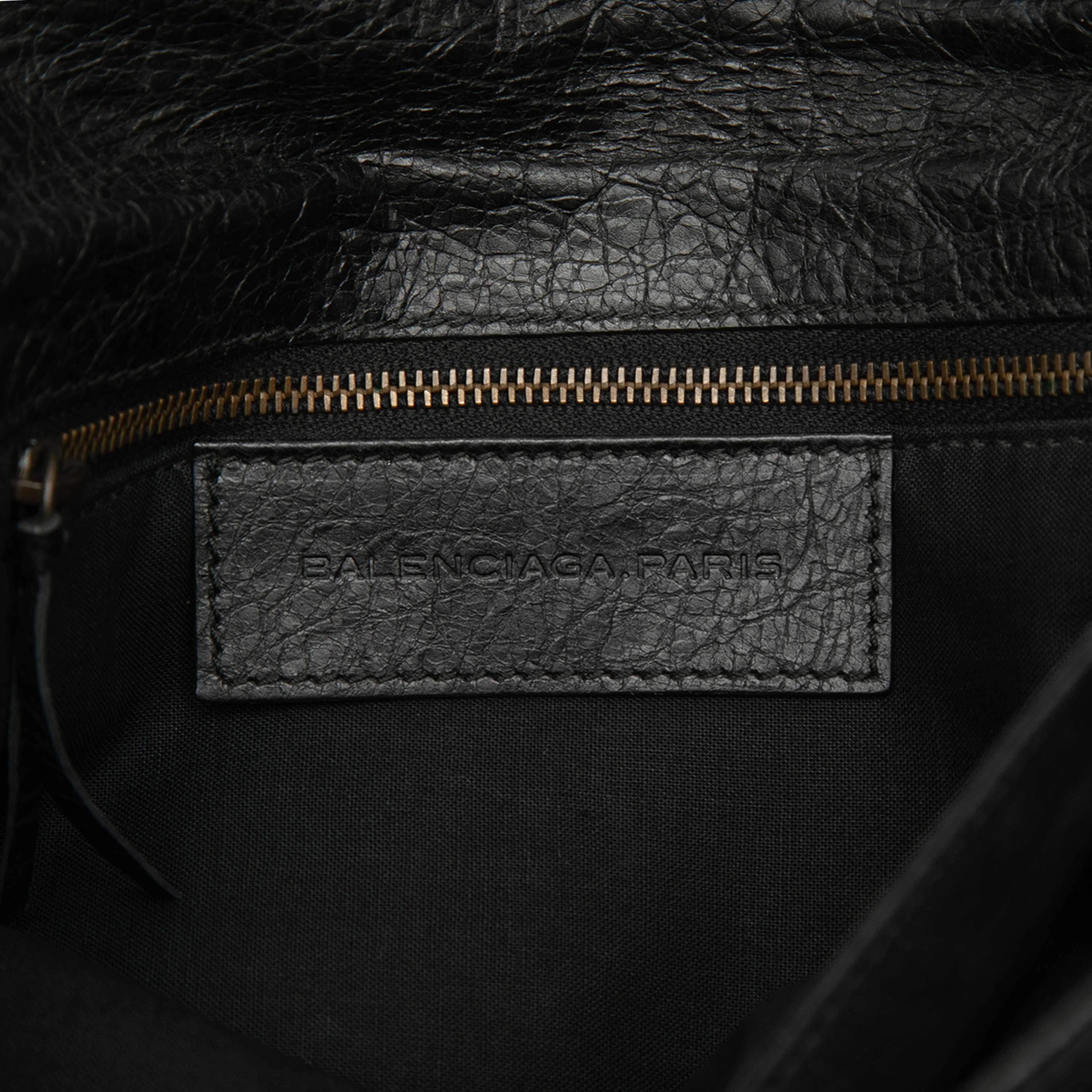 Balenciaga Lambskin Motocross Classic Envelope Clutch, från Luxclusif, i färgen black. Klicka för att öppna bilden i stort format