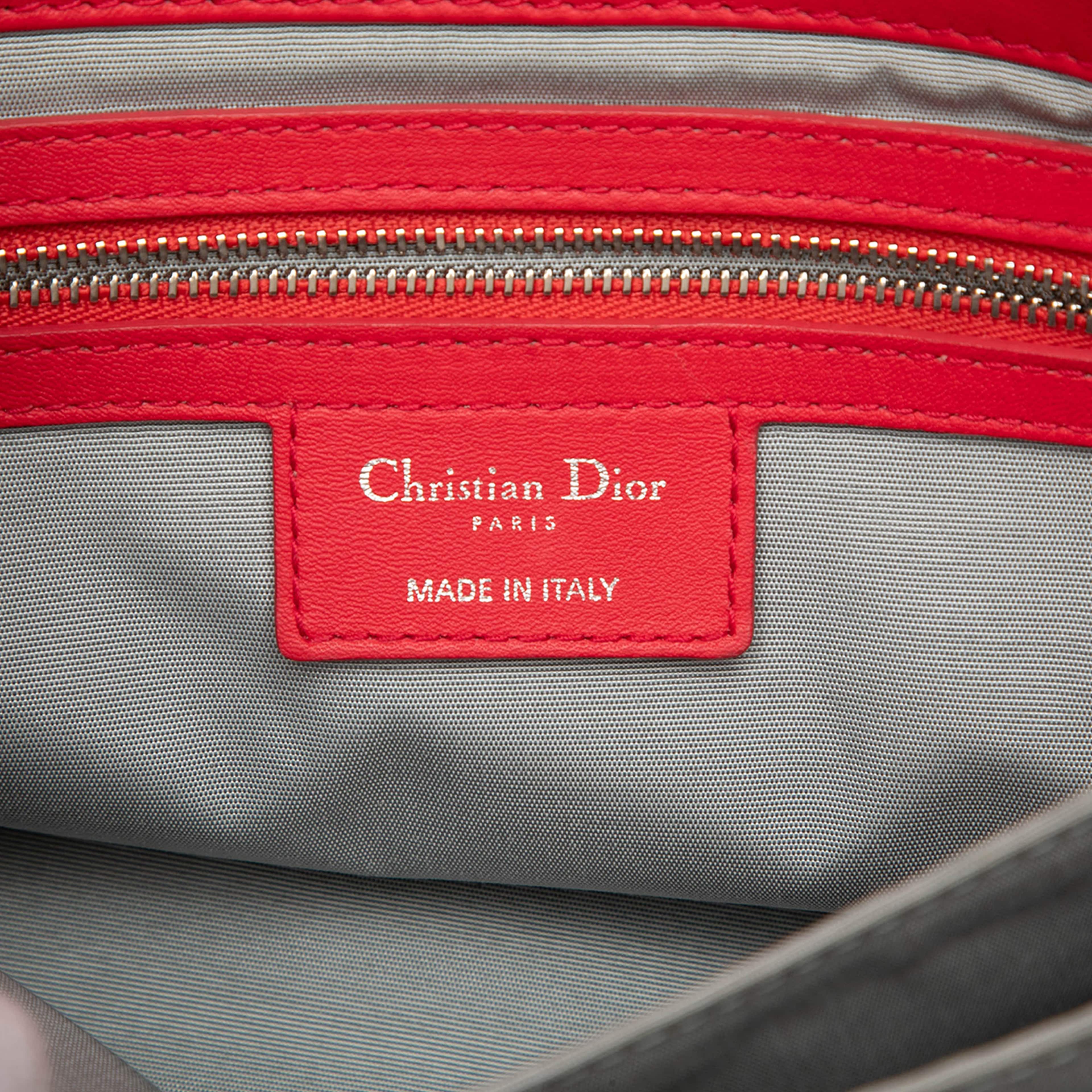 Dior Lambskin Cannage New Lock Shoulder Bag, från Luxclusif, i färgen red. Klicka för att öppna bilden i stort format