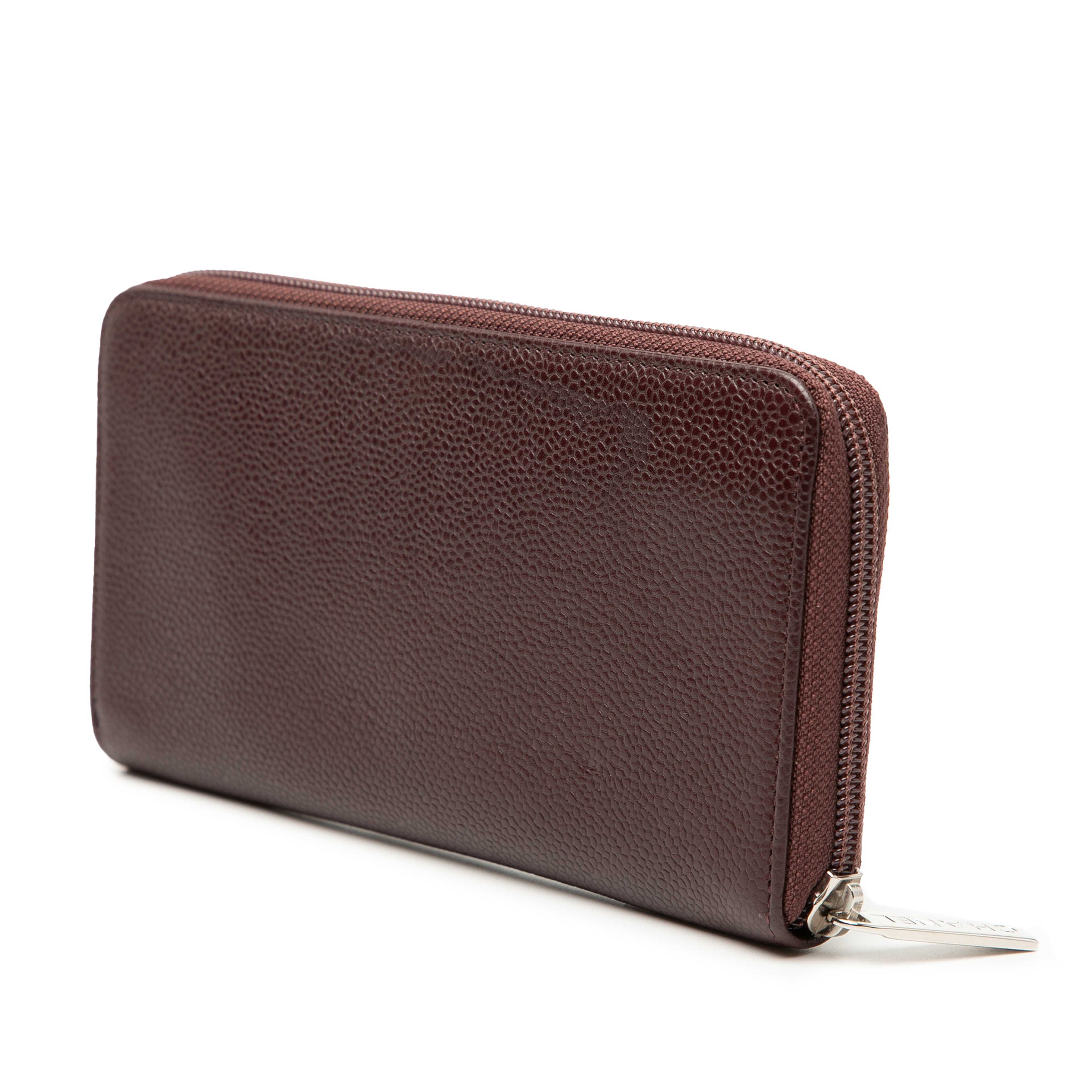 Chanel Cc Caviar Zip Around Wallet, från Luxclusif, i färgen burgundy. Klicka för att öppna bilden i stort format