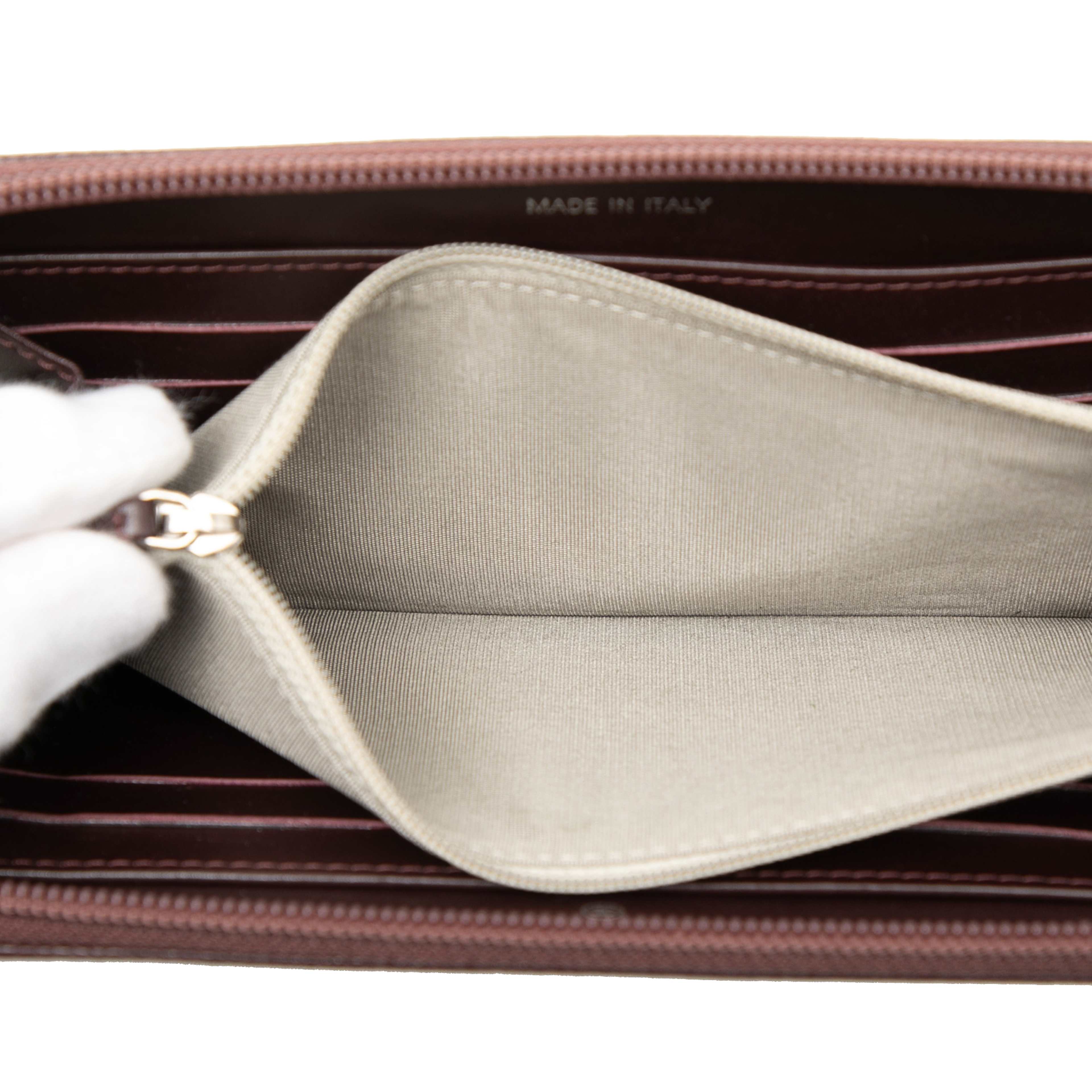 Chanel Cc Caviar Zip Around Wallet, från Luxclusif, i färgen burgundy. Klicka för att öppna bilden i stort format