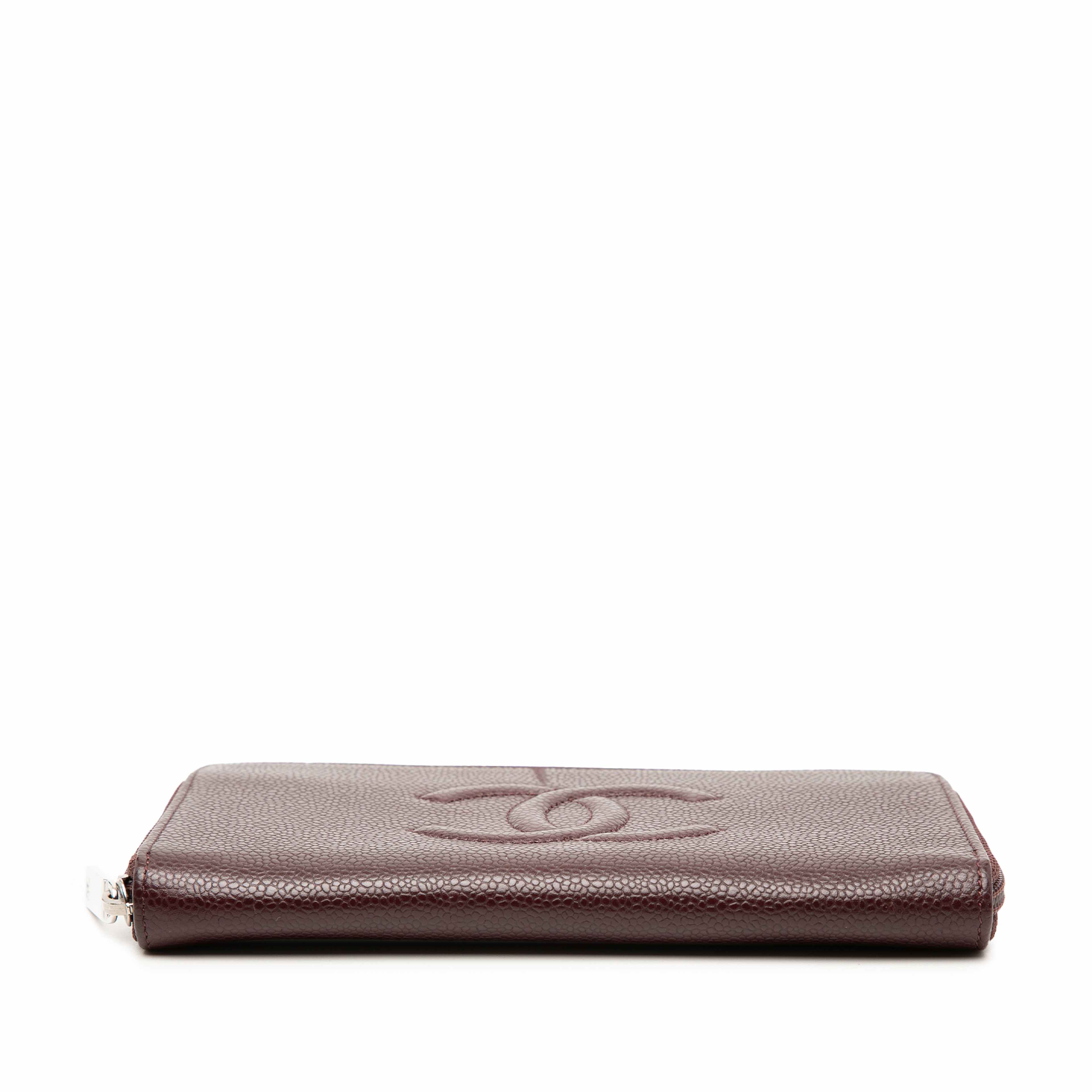Chanel Cc Caviar Zip Around Wallet, från Luxclusif, i färgen burgundy. Klicka för att öppna bilden i stort format