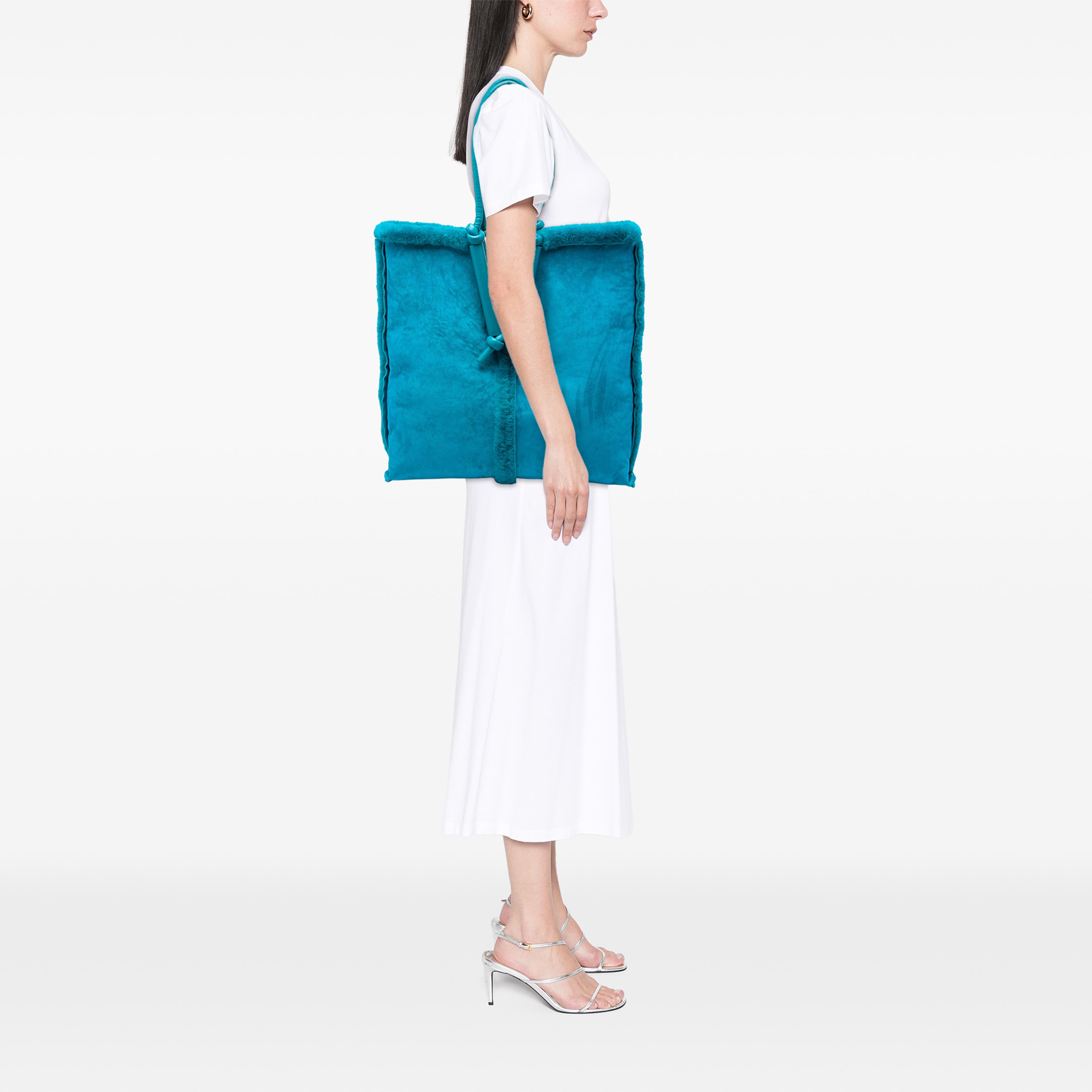 Bottega Veneta Suede And Shearling Bolster Reversible Tote, från Luxclusif, i färgen blå. Klicka för att öppna bilden i stort format