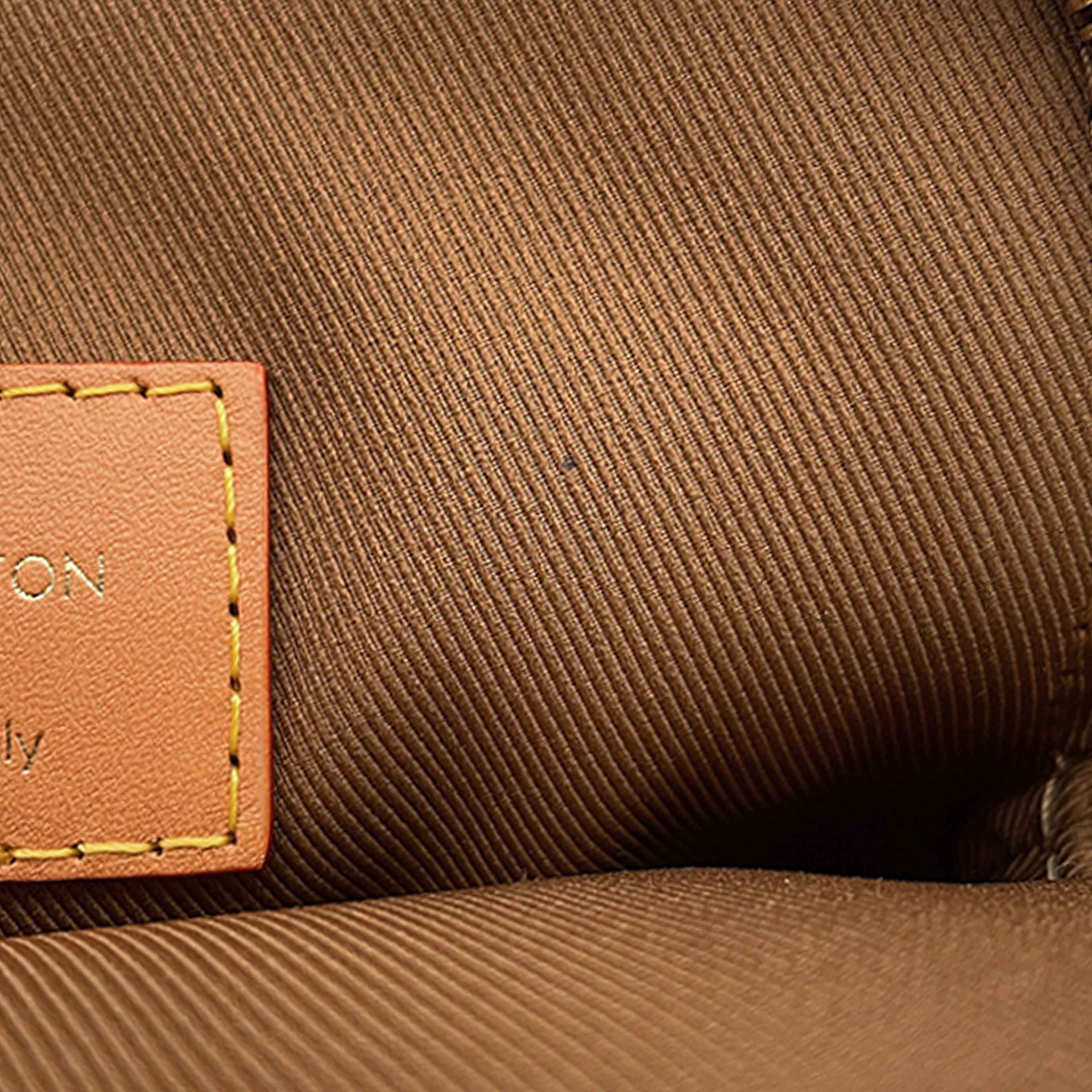 Louis Vuitton Monogram Utility Phone Sleeve, från Luxclusif, i färgen brun. Klicka för att öppna bilden i stort format