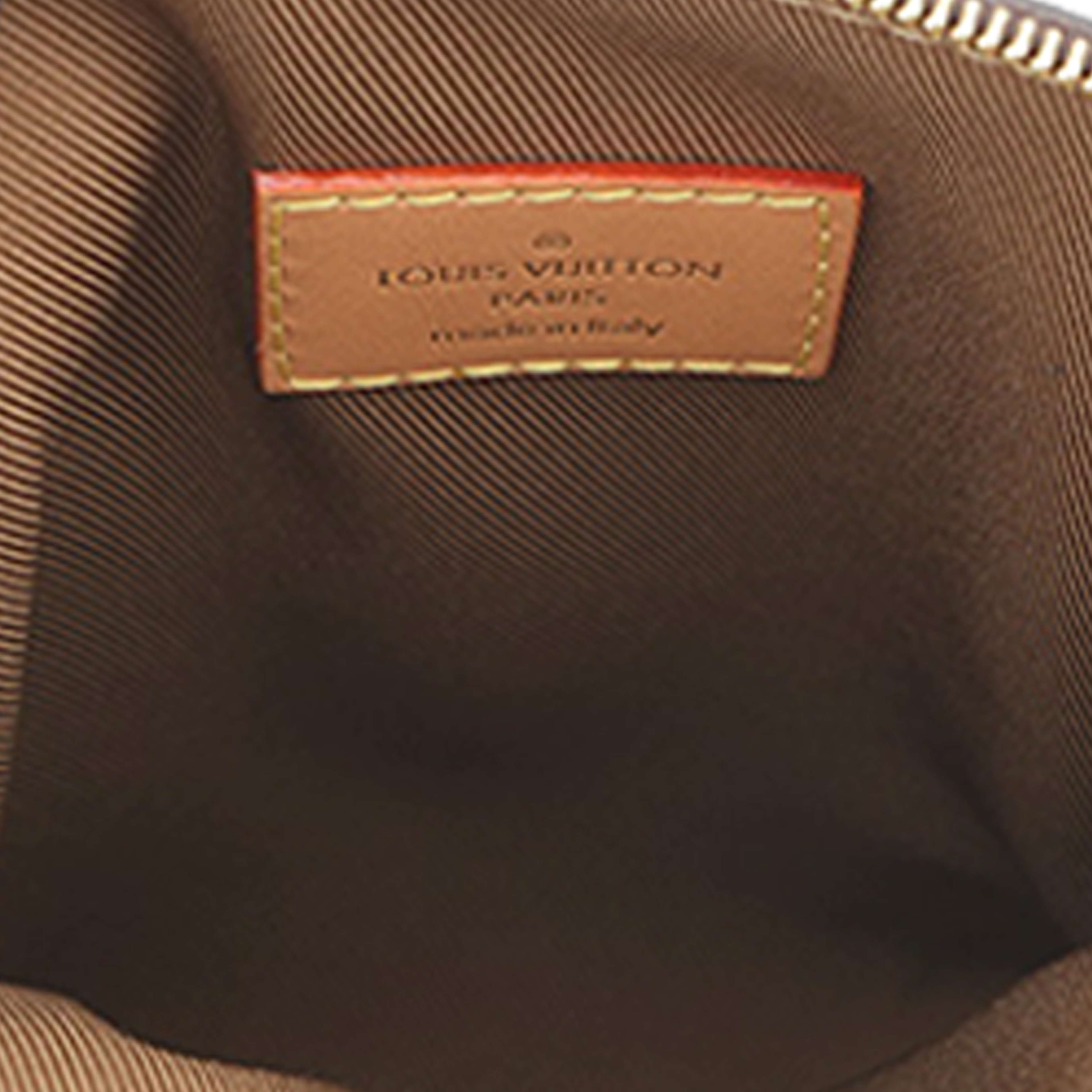 Louis Vuitton Monogram Utility Phone Sleeve, från Luxclusif, i färgen brown. Klicka för att öppna bilden i stort format
