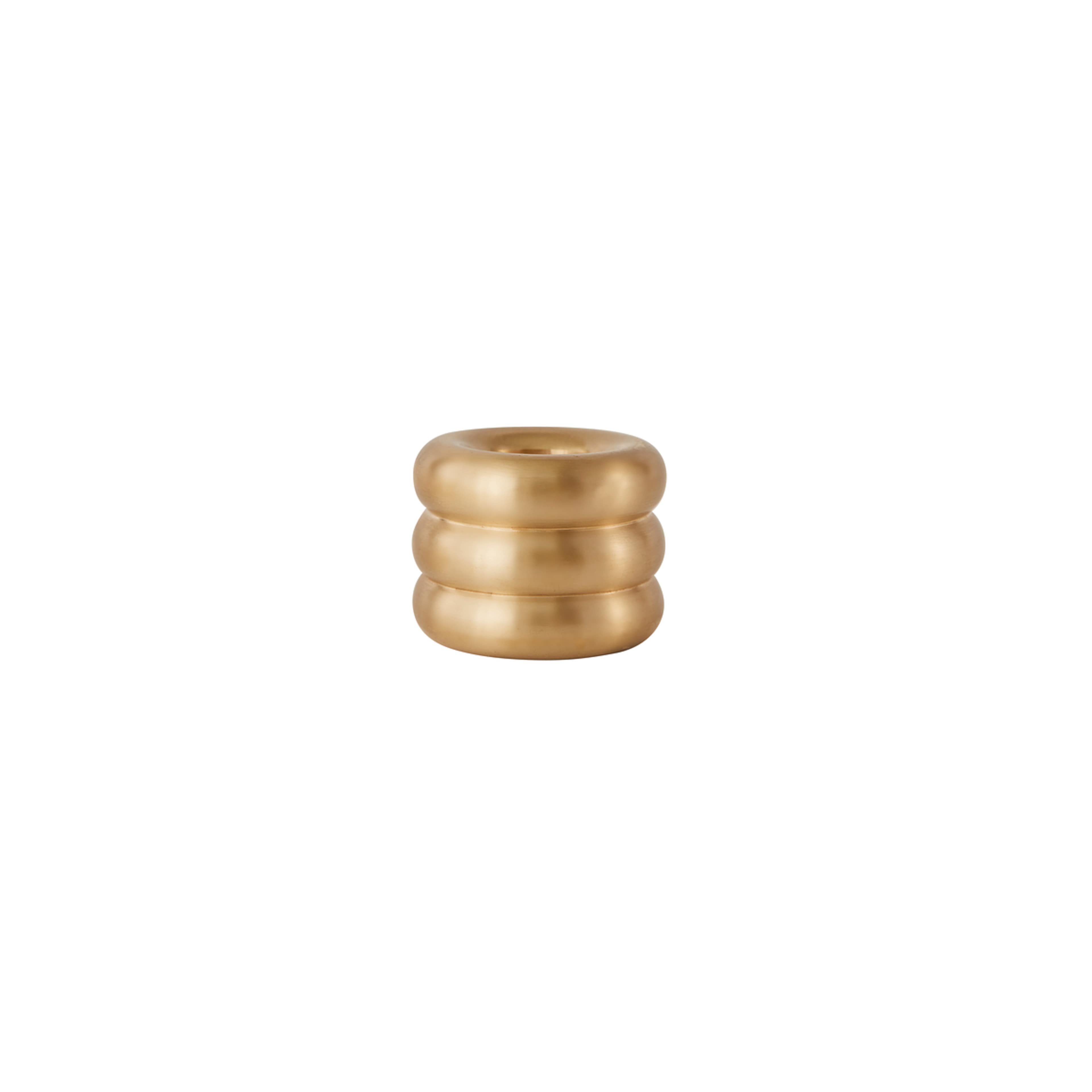 Savi Solid Brass Candleholder, från OYOY Living, i färgen brushed brass. Klicka för att öppna bilden i stort format