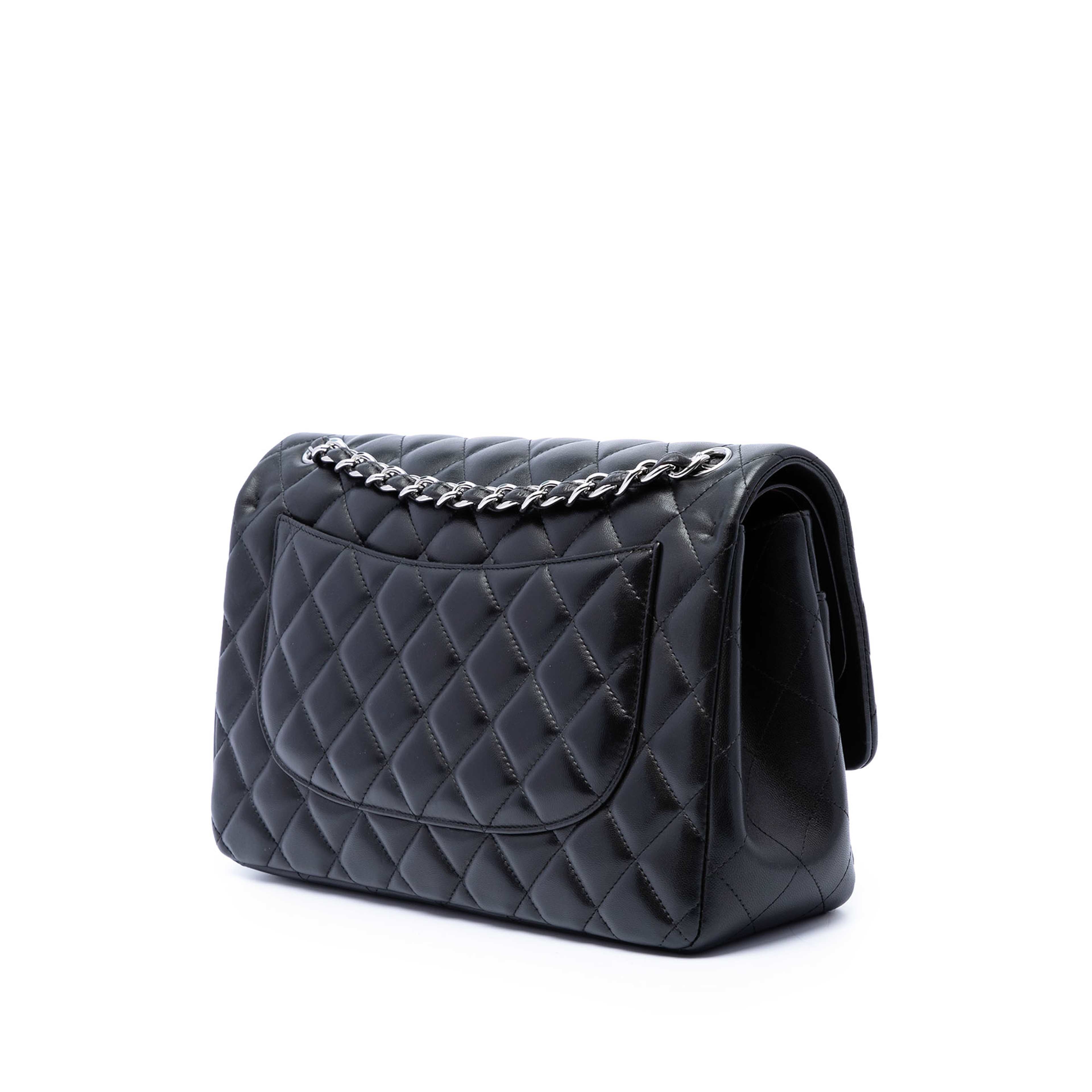 Chanel Jumbo Classic Lambskin Double Flap, från Luxclusif, i färgen svart. Klicka för att öppna bilden i stort format