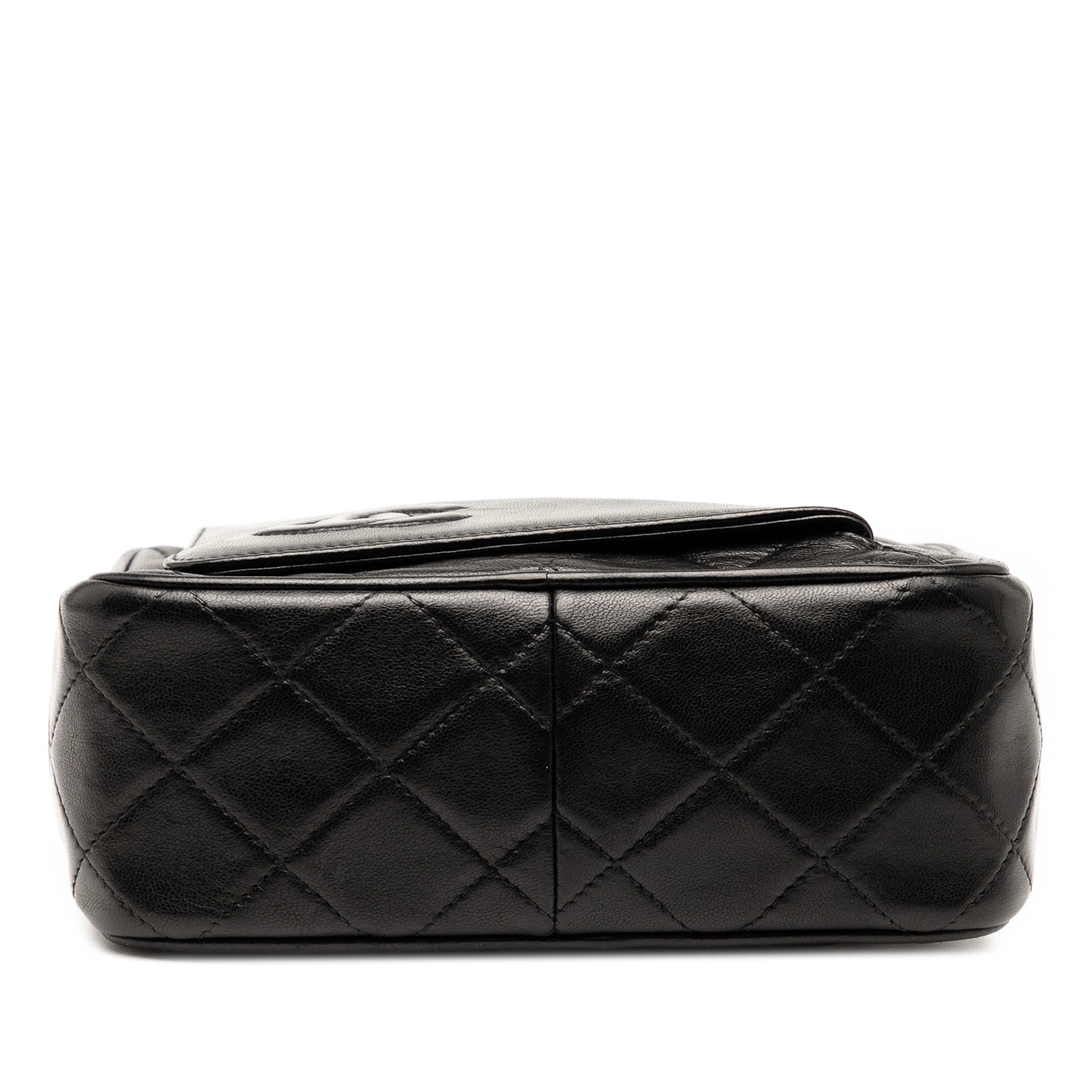 Chanel Cc Quilted Lambskin Tassel Camera Bag, från Luxclusif, i färgen black. Klicka för att öppna bilden i stort format