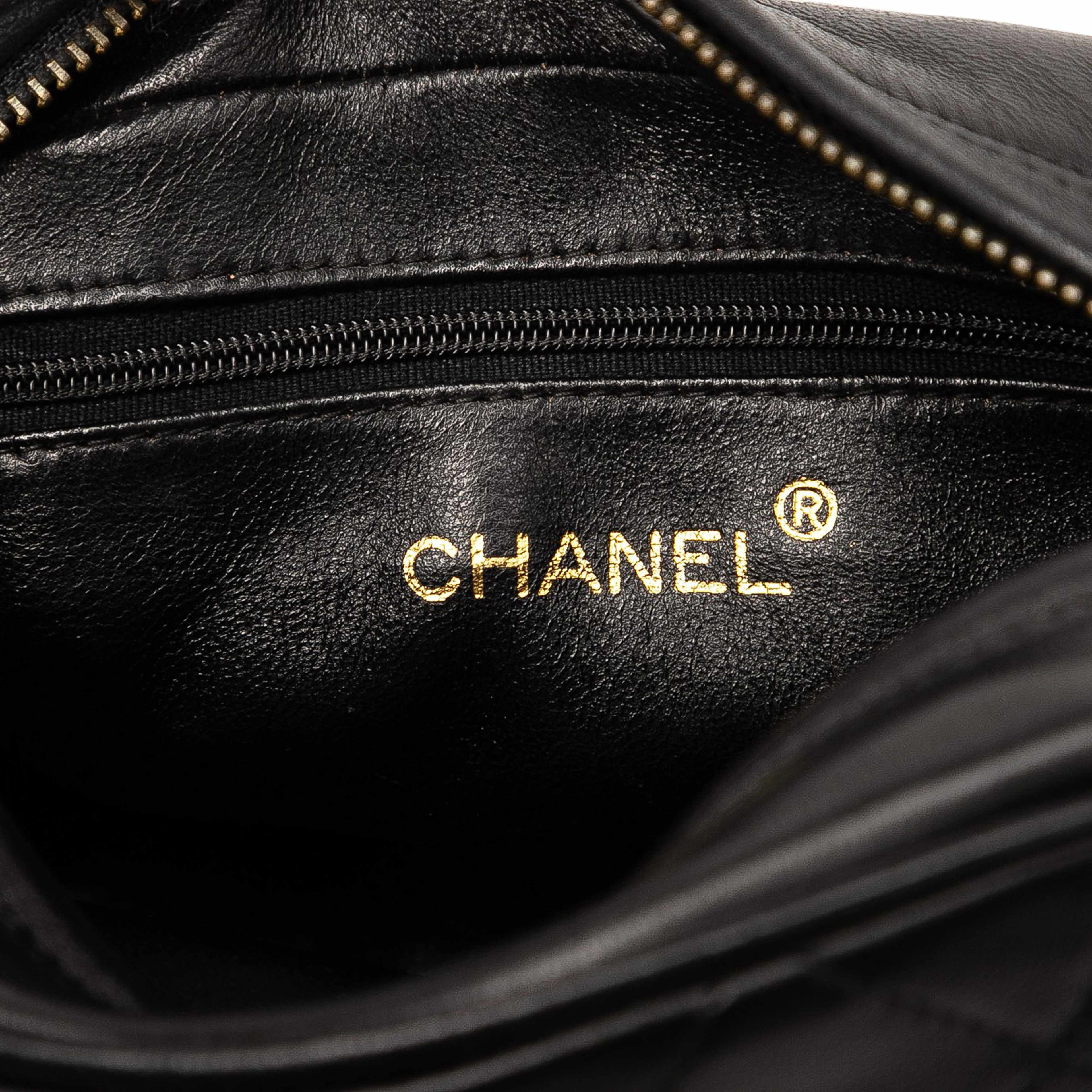 Chanel Cc Quilted Lambskin Tassel Camera Bag, från Luxclusif, i färgen black. Klicka för att öppna bilden i stort format