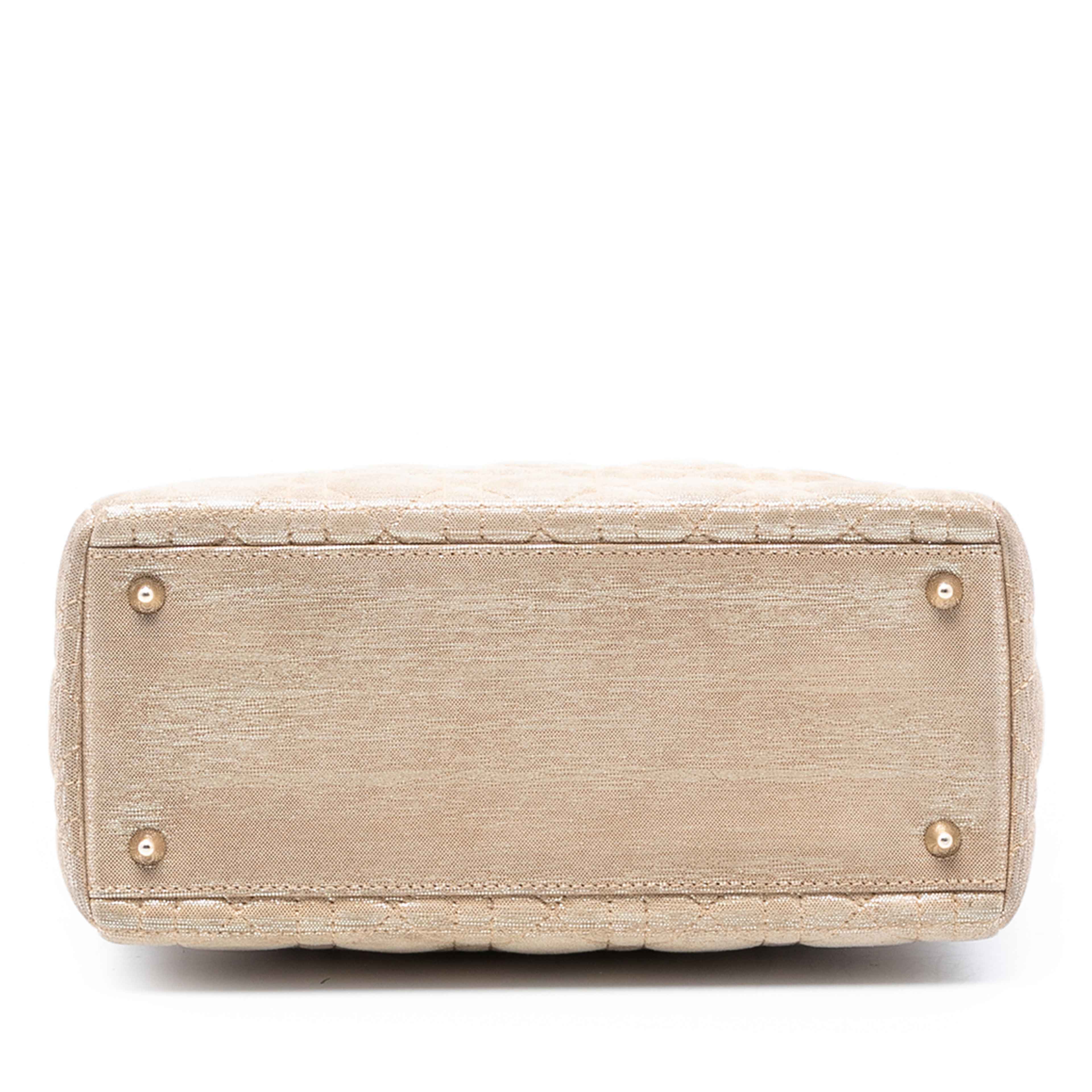 Dior Medium Iridescent Lambskin Cannage Lady Dior, från Luxclusif, i färgen gold. Klicka för att öppna bilden i stort format