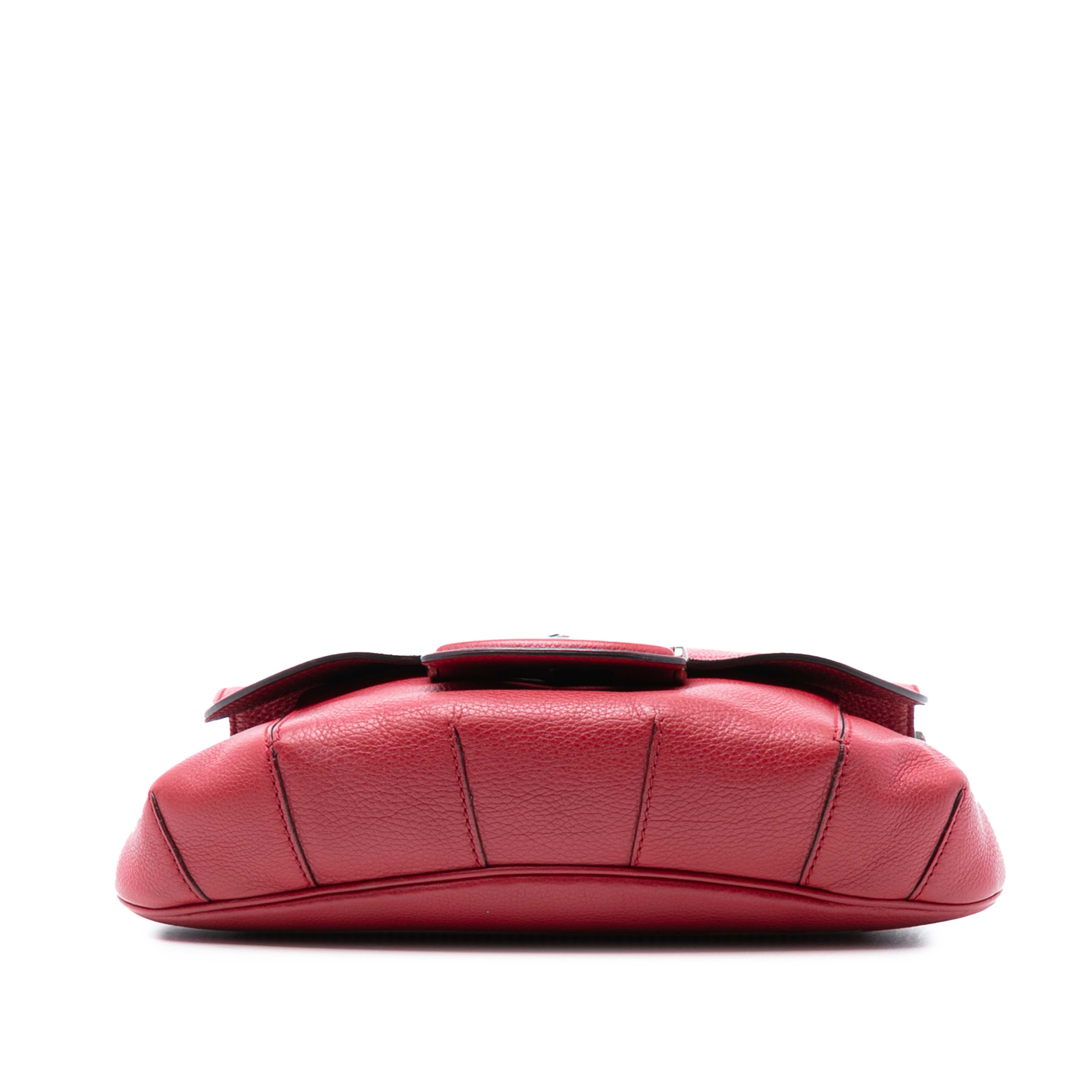 Gucci Medium Leather Bamboo Nouveau Fringe Crossbody, från Luxclusif, i färgen red. Klicka för att öppna bilden i stort format