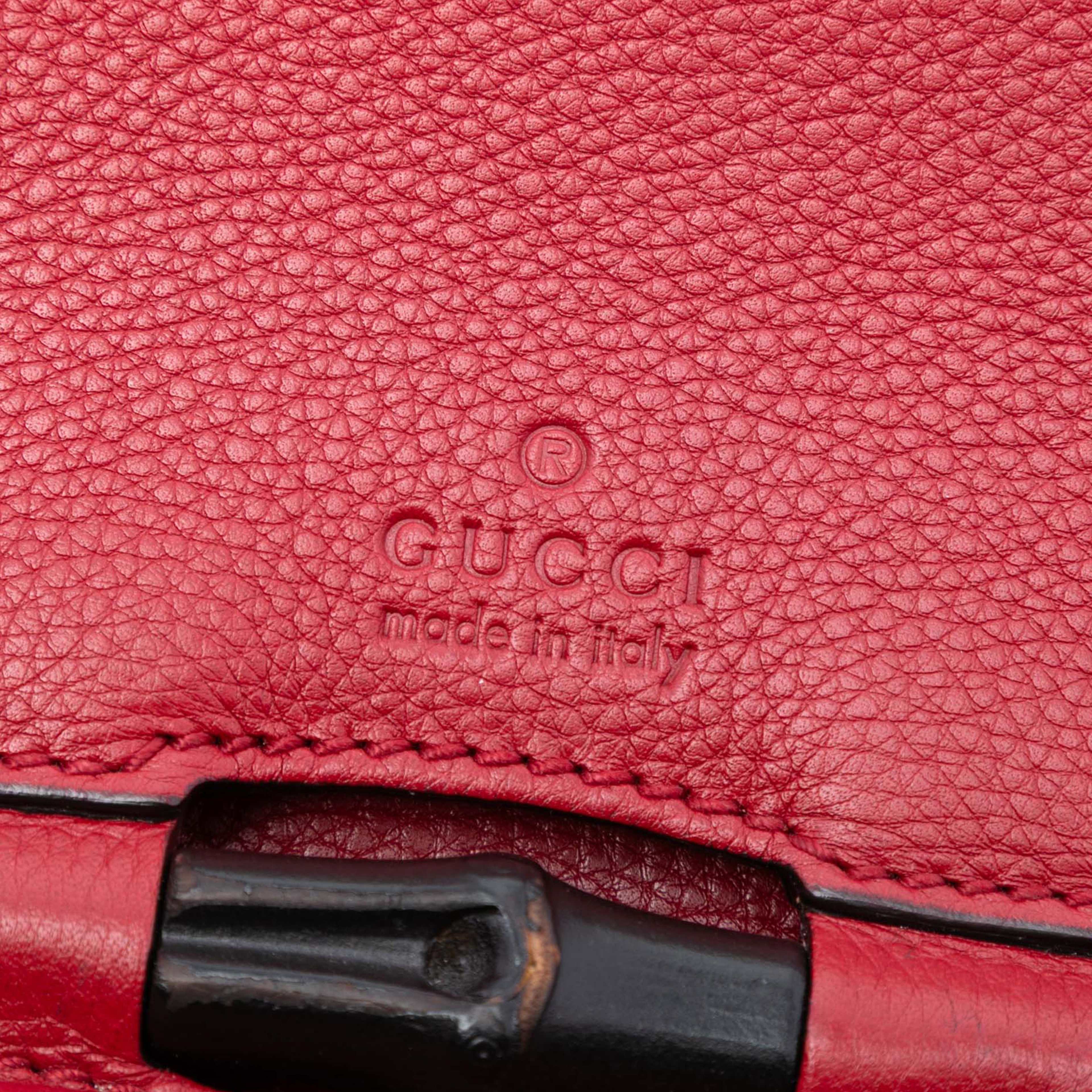 Gucci Medium Leather Bamboo Nouveau Fringe Crossbody, från Luxclusif, i färgen red. Klicka för att öppna bilden i stort format