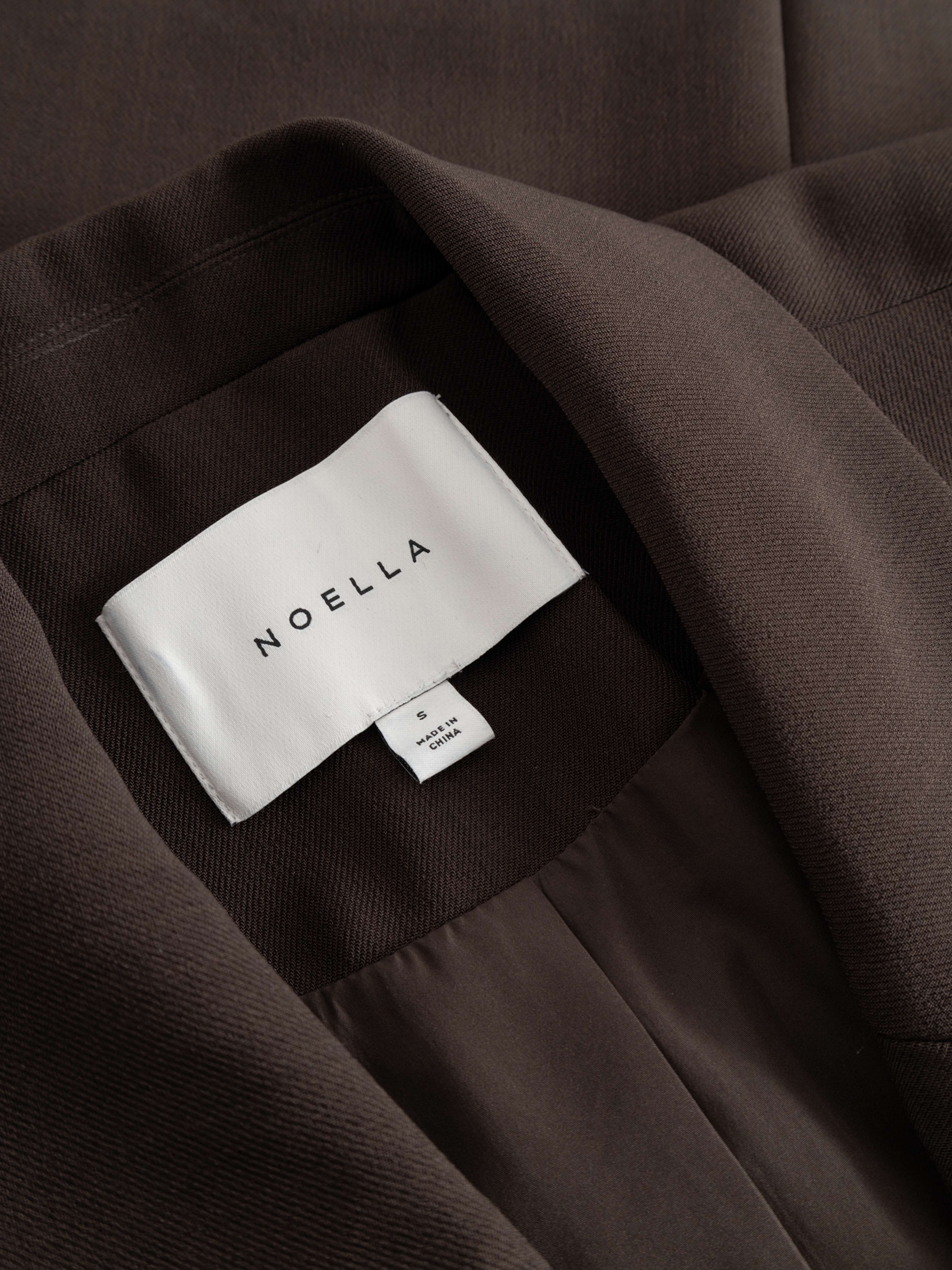 N-leanne Crop Blazer - Chocolate, från Noella, i färgen chocolate. Klicka för att öppna bilden i stort format